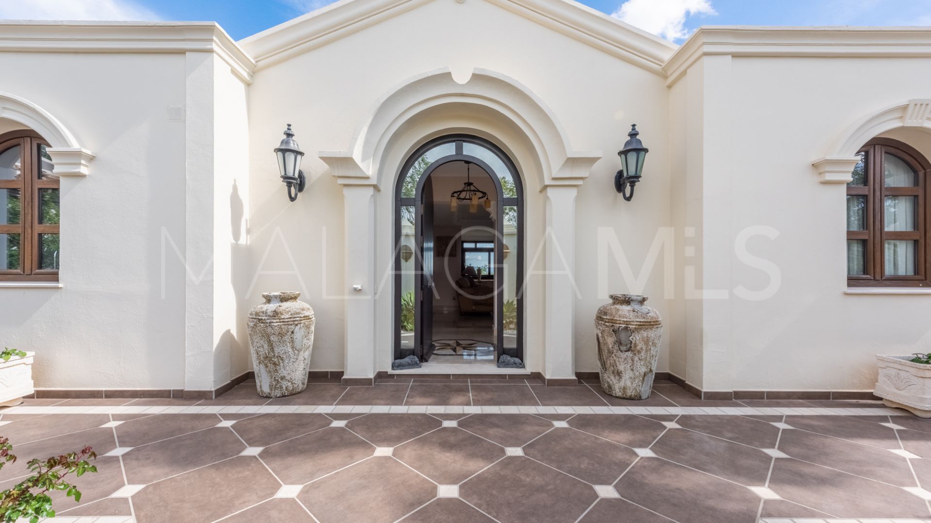 Villa for sale in New Golden Mile