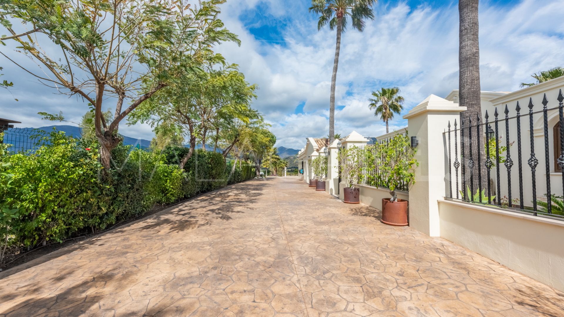 Villa for sale in New Golden Mile