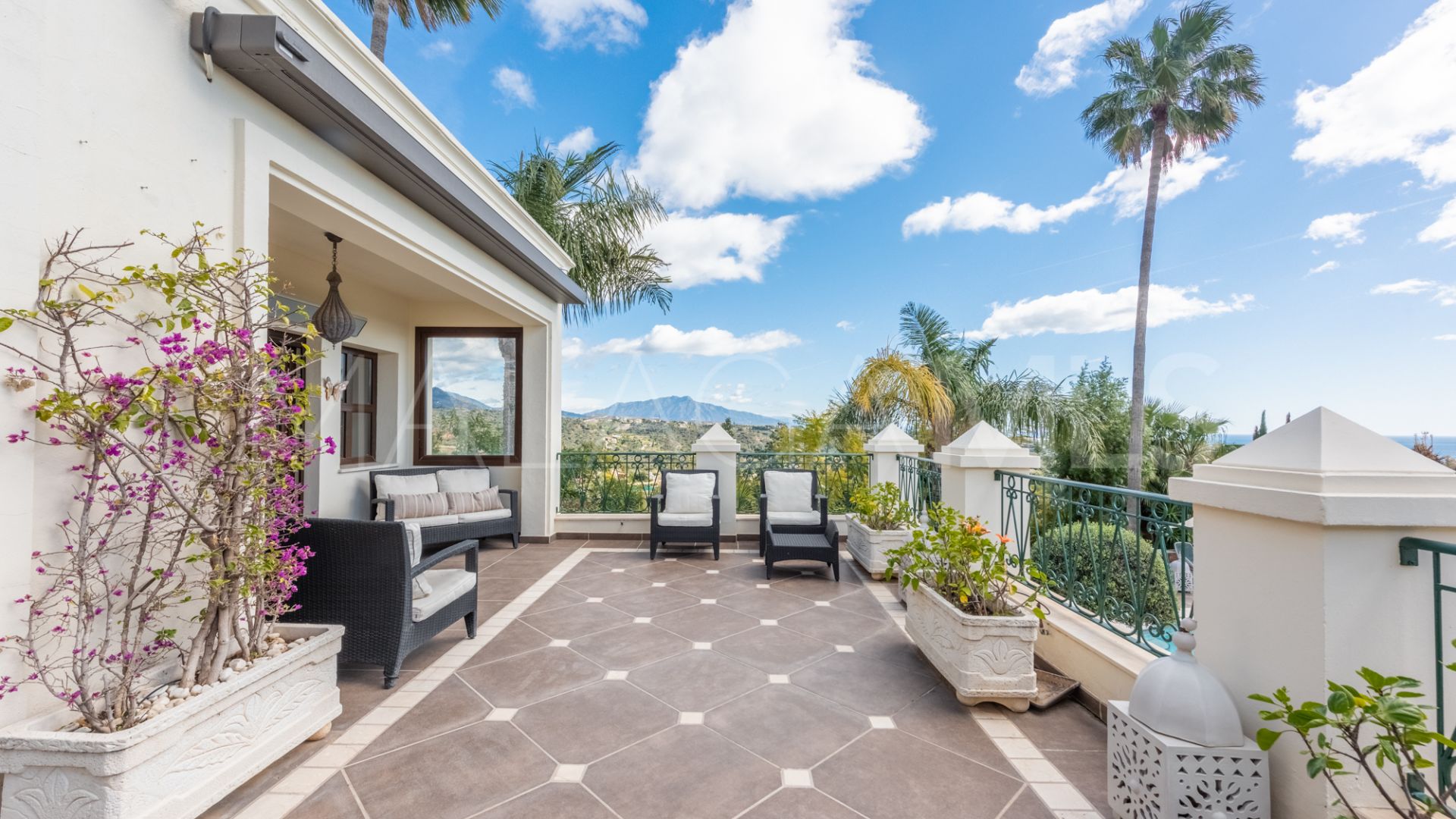 Villa for sale in New Golden Mile