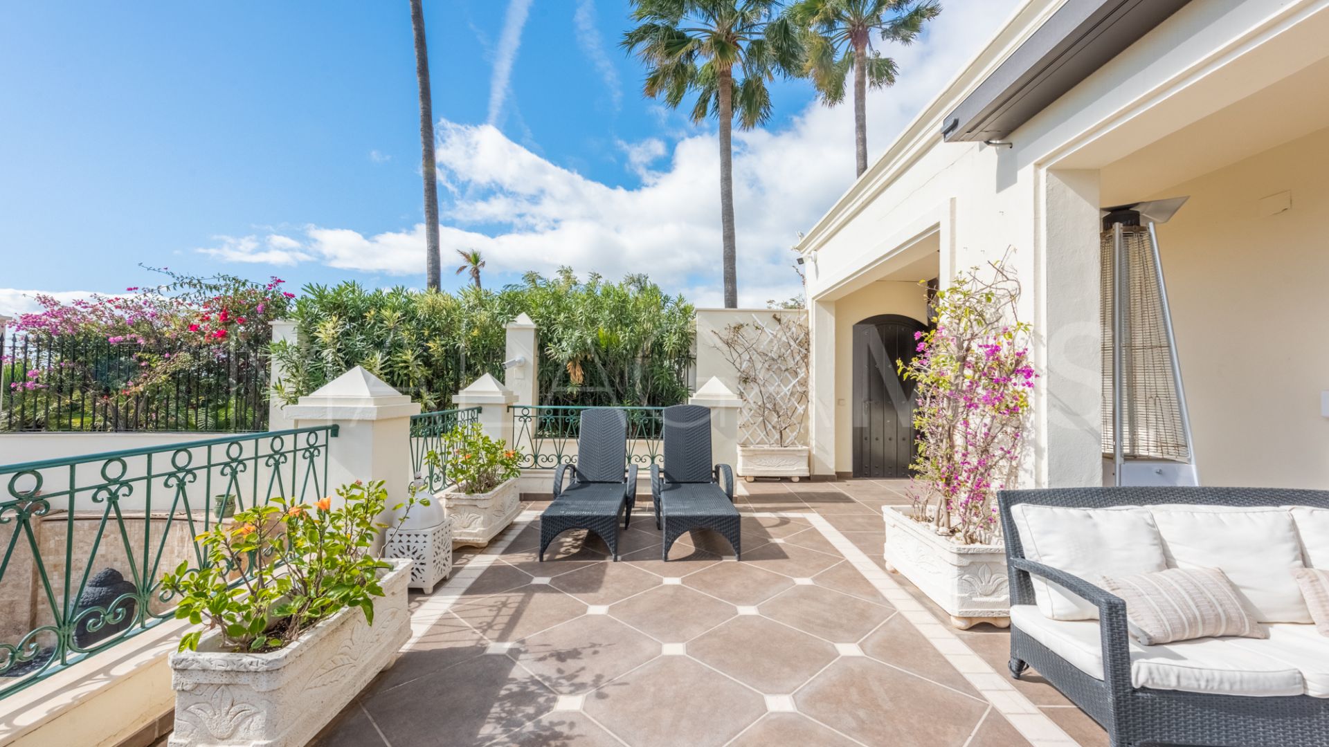 Villa for sale in New Golden Mile