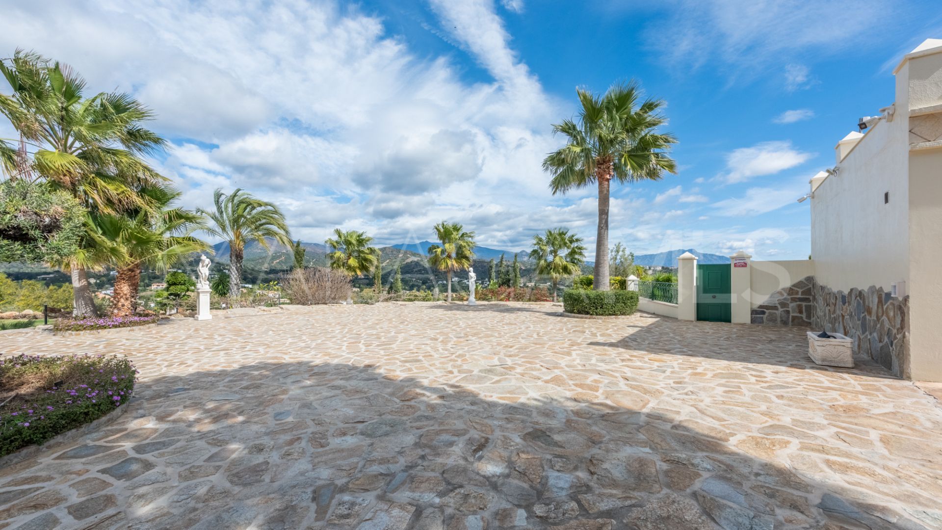 Villa for sale in New Golden Mile