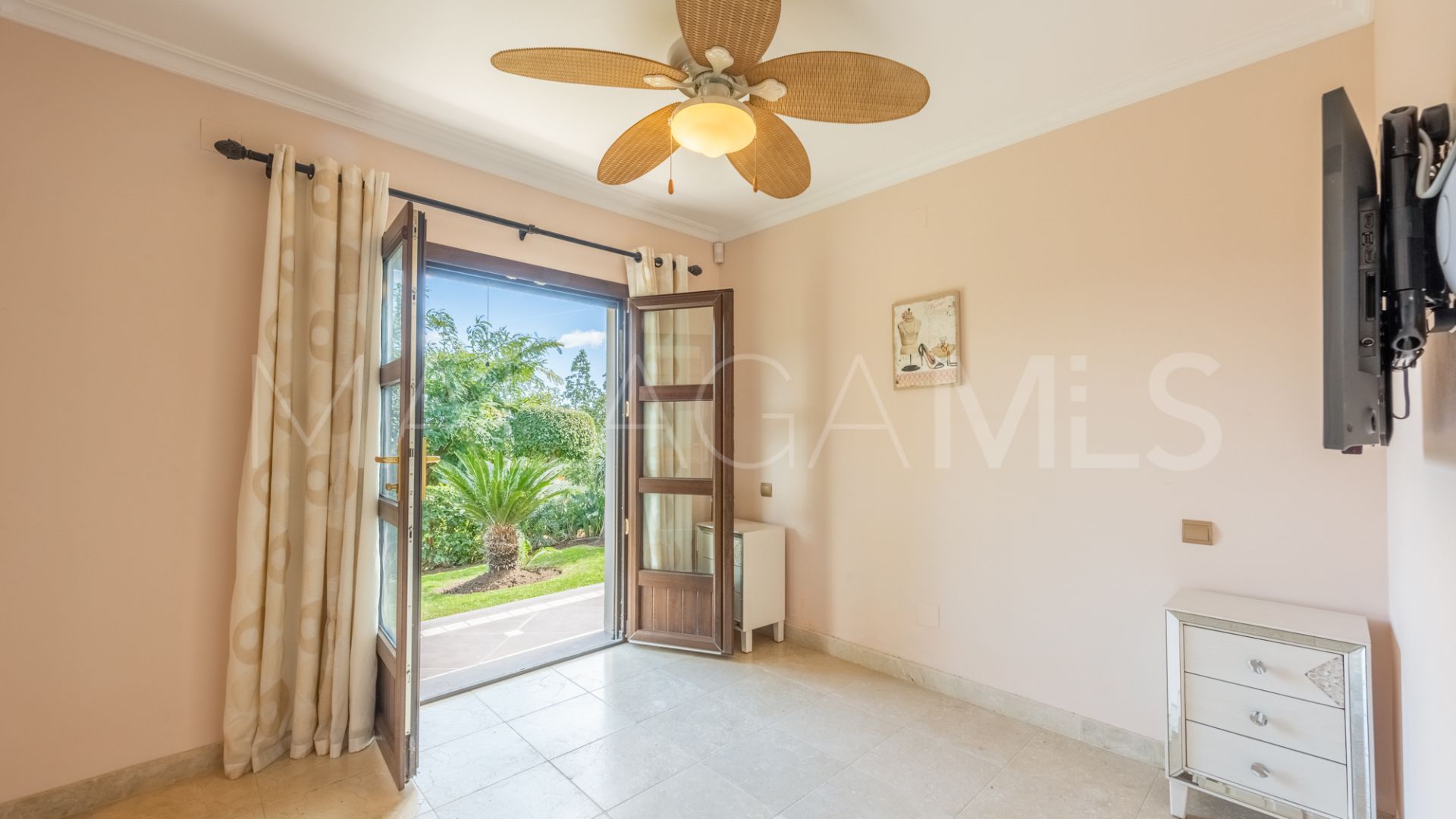 Villa for sale in New Golden Mile