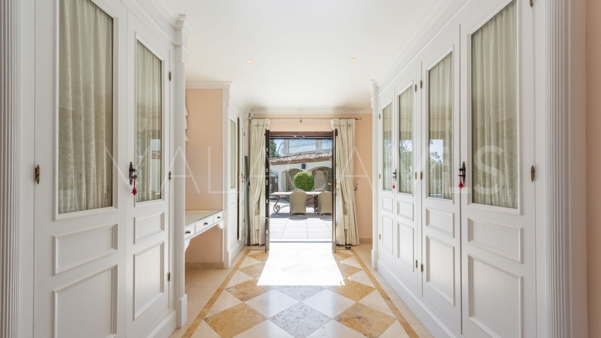 Villa for sale in New Golden Mile