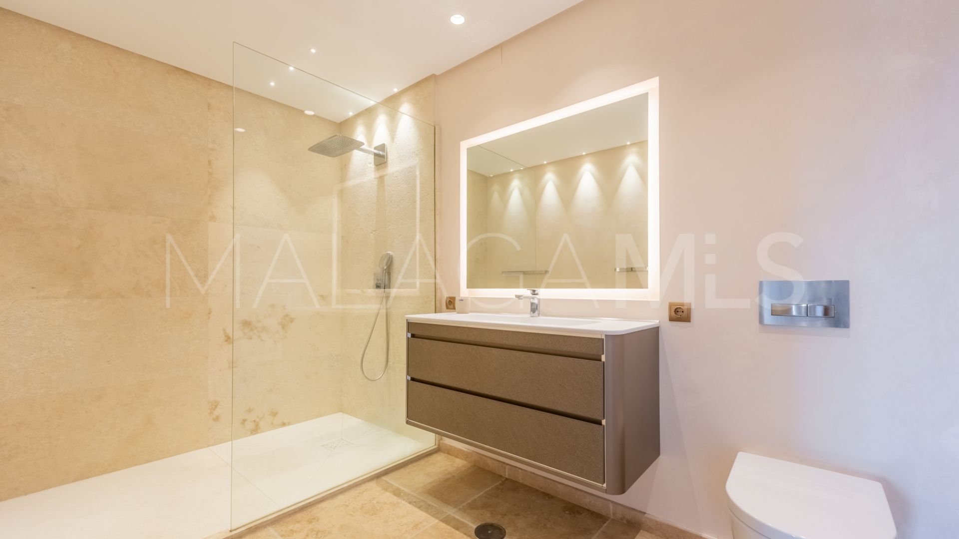 Villa for sale in New Golden Mile