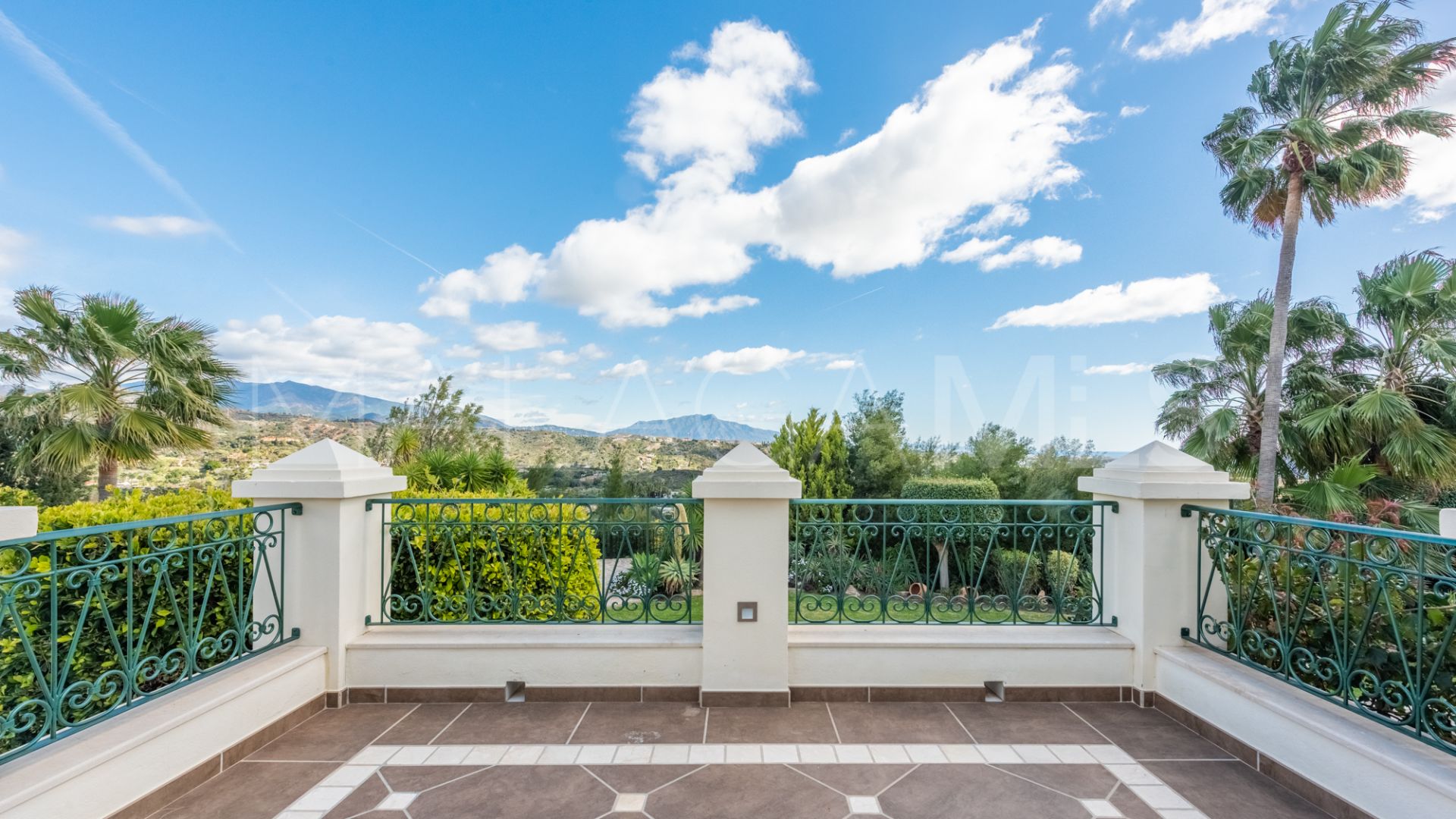 Villa for sale in New Golden Mile