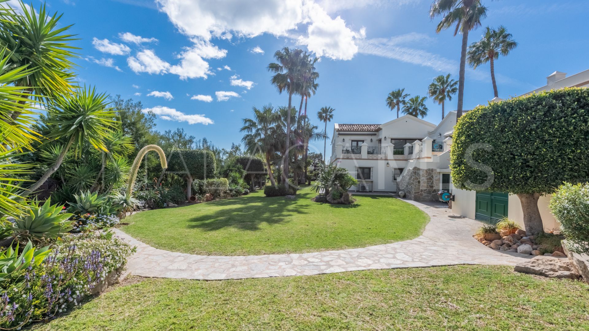 Villa for sale in New Golden Mile