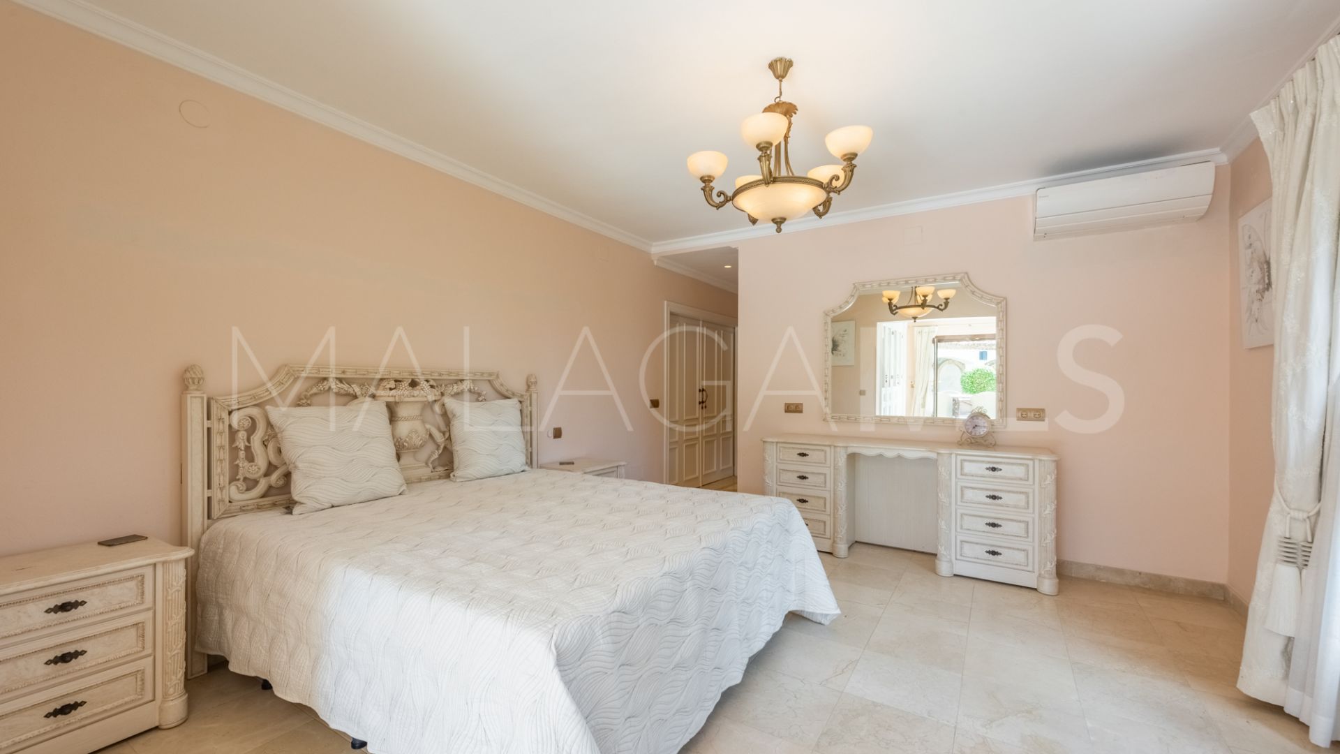 Villa for sale in New Golden Mile