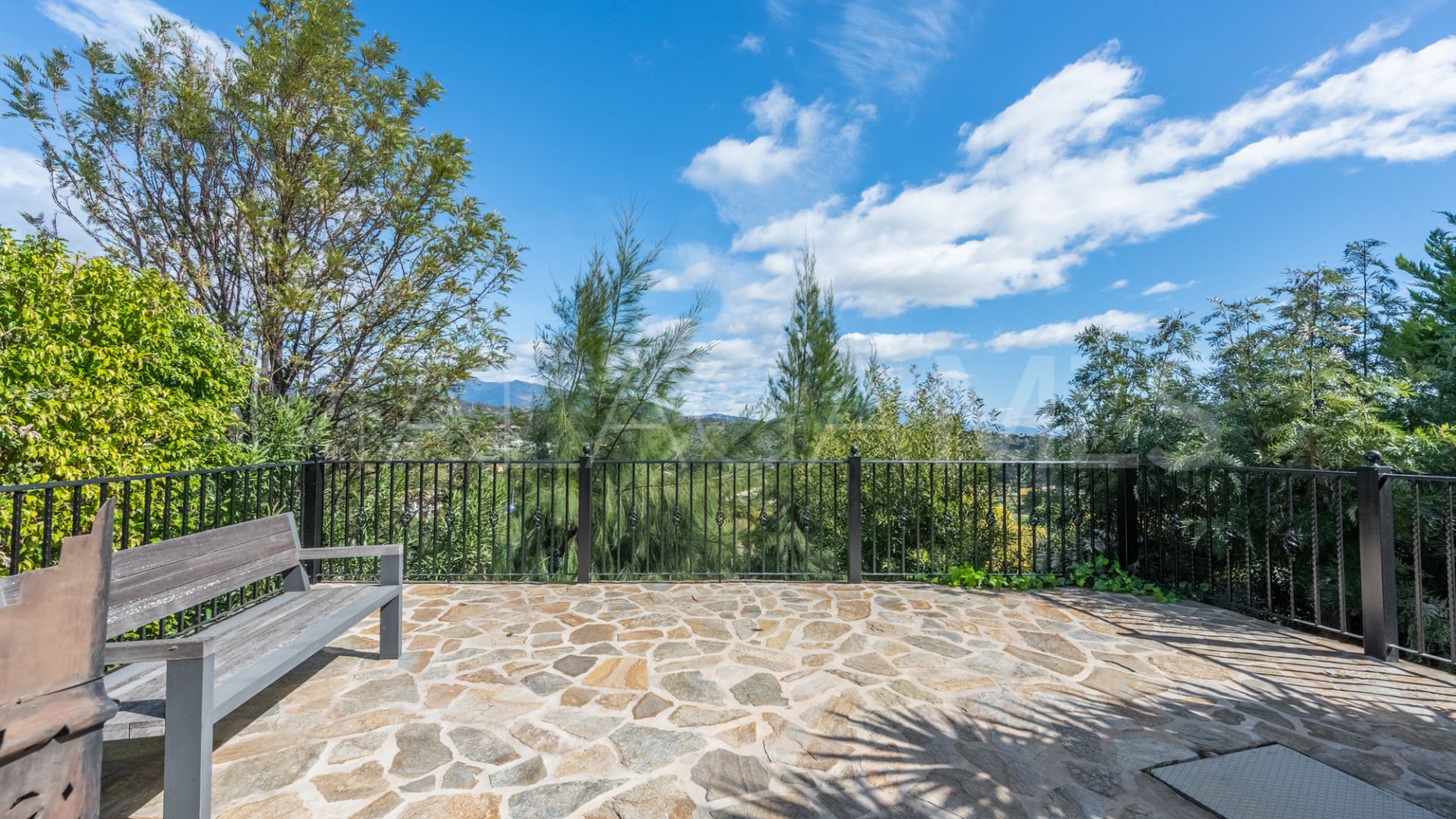 Villa for sale in New Golden Mile