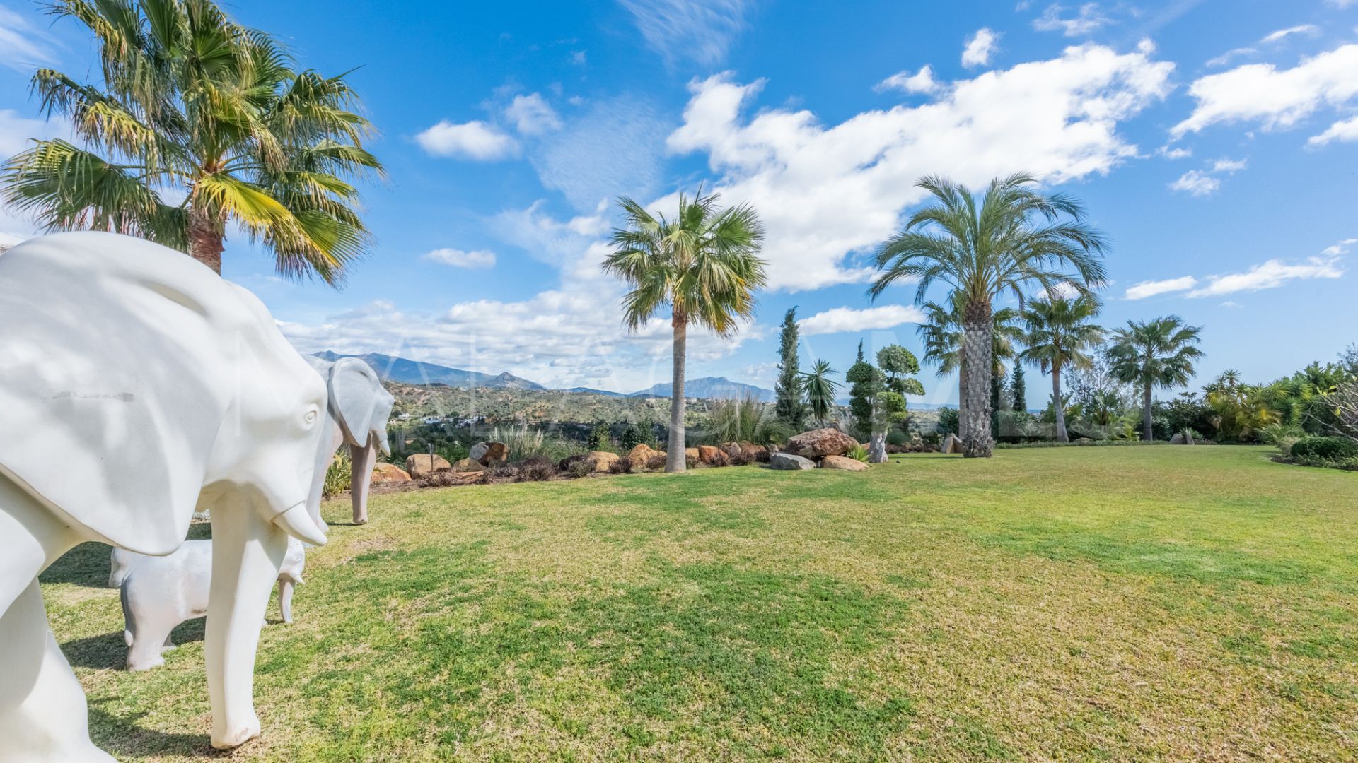 Villa for sale in New Golden Mile