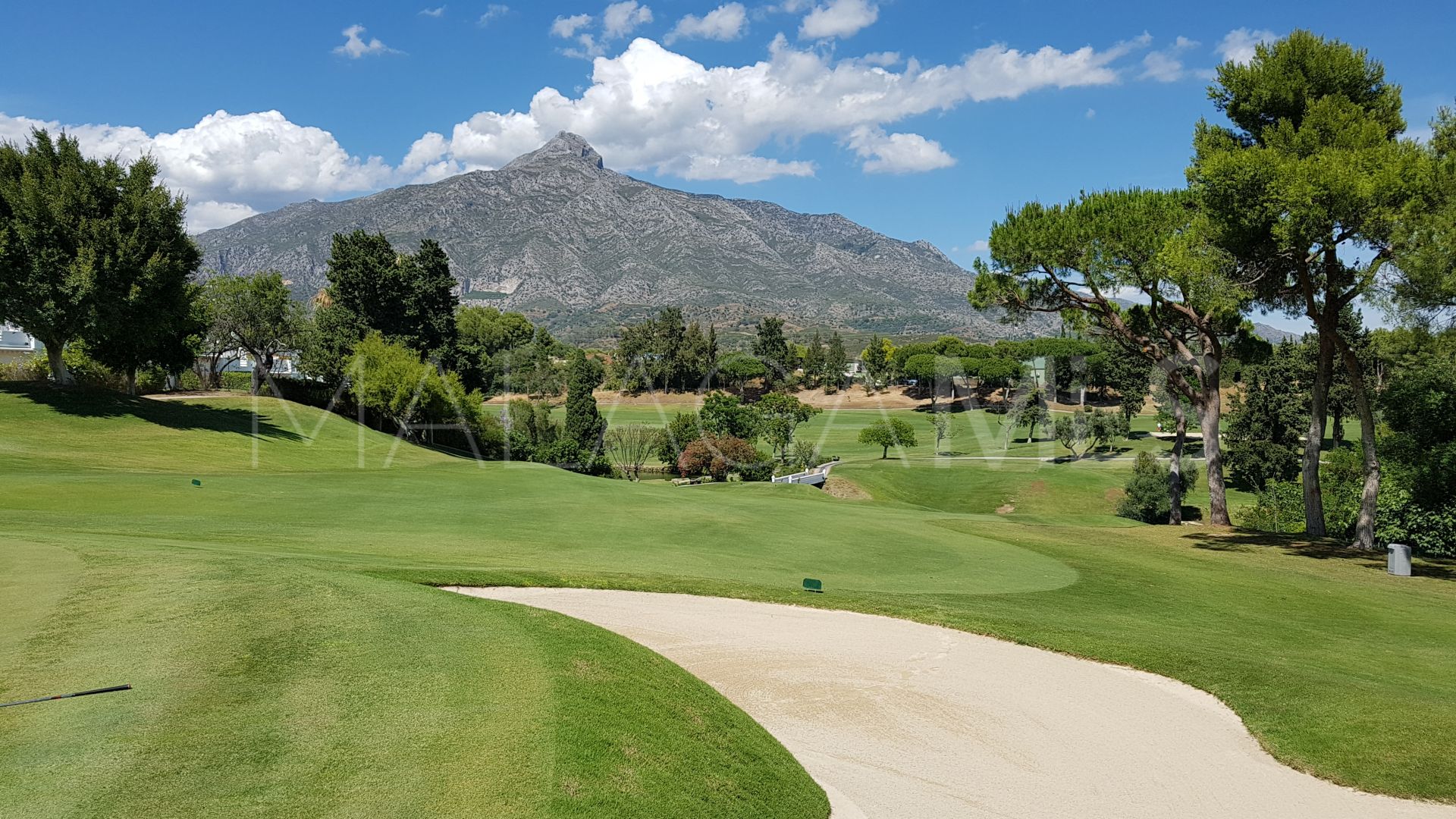 Buy villa in Altos del Paraiso