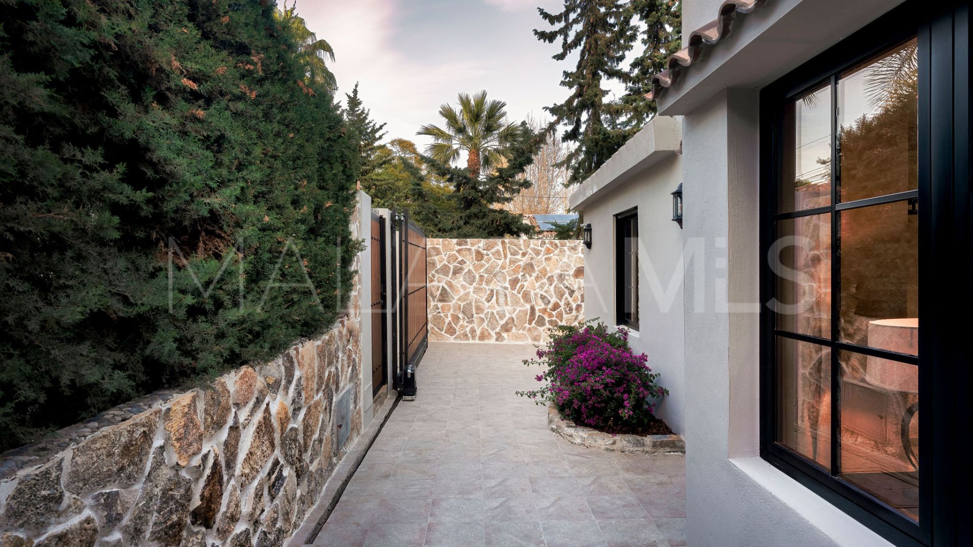 For sale villa in Nueva Andalucia with 4 bedrooms