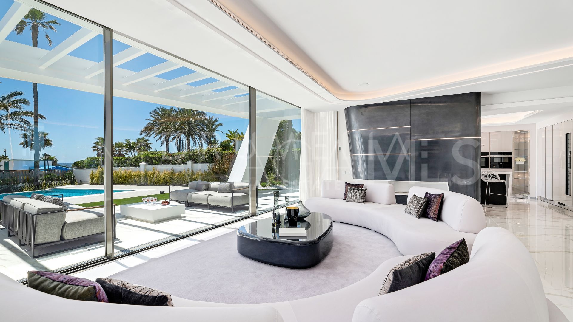 Villa for sale in Los Monteros Playa