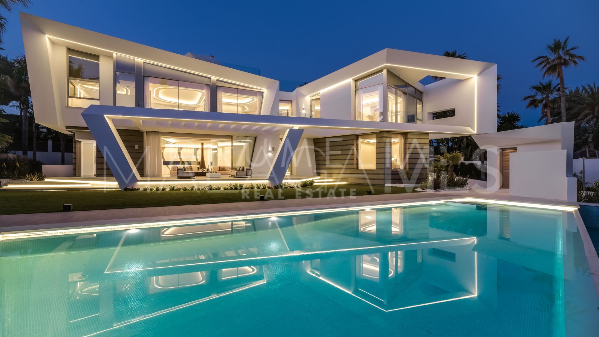 Villa for sale in Los Monteros Playa