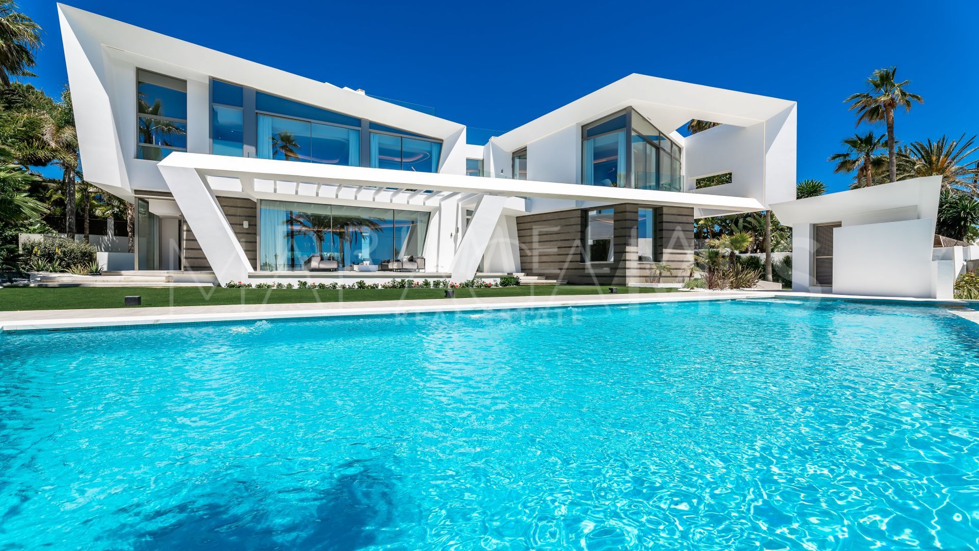 Villa for sale in Los Monteros Playa