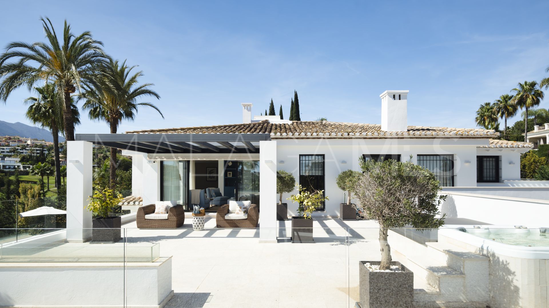 Villa for sale with 7 bedrooms in Nueva Andalucia