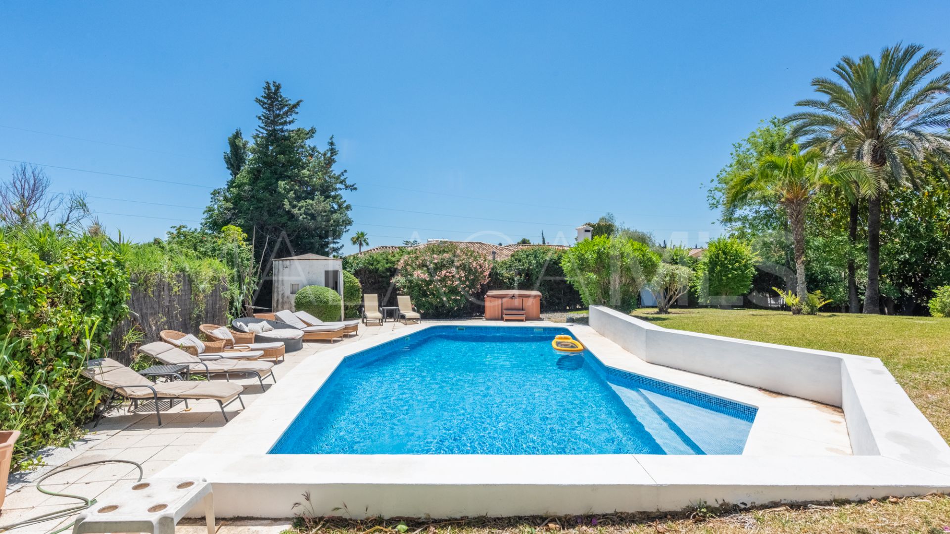 Villa for sale in Atalaya Golf