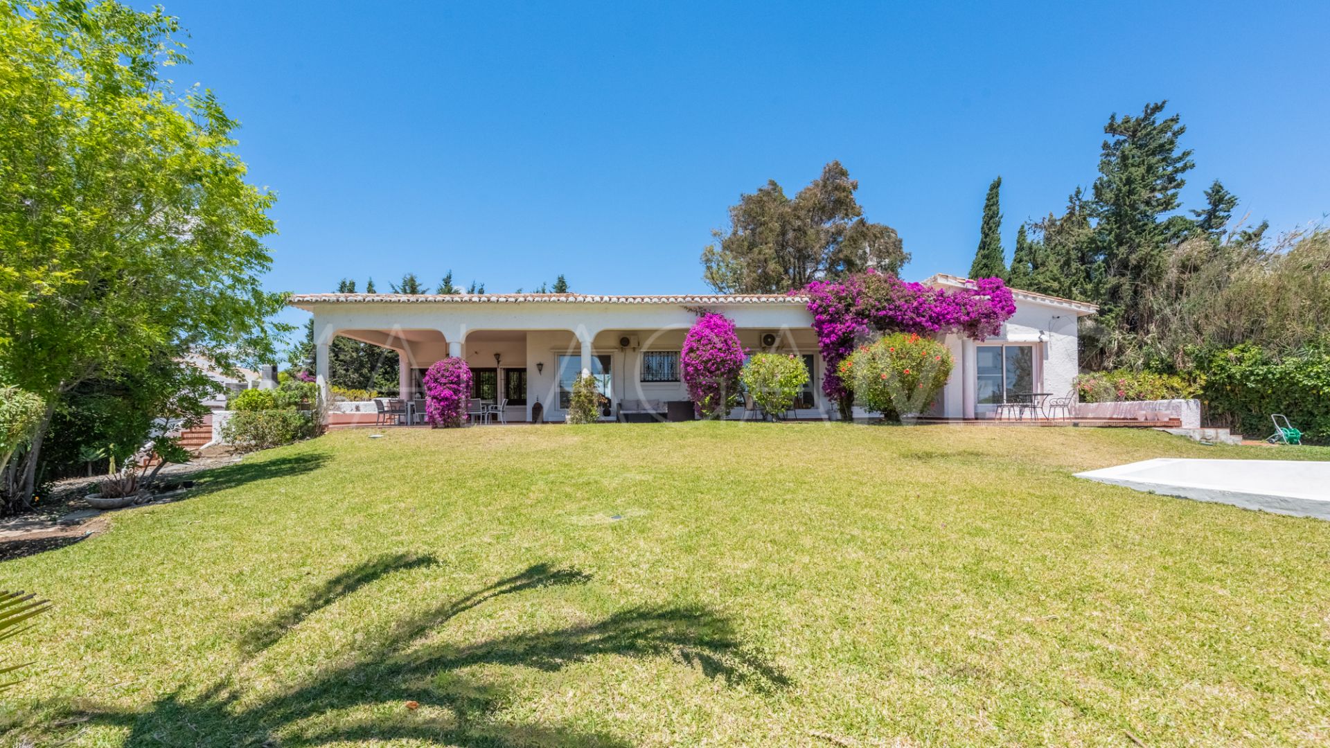 Villa for sale in Atalaya Golf