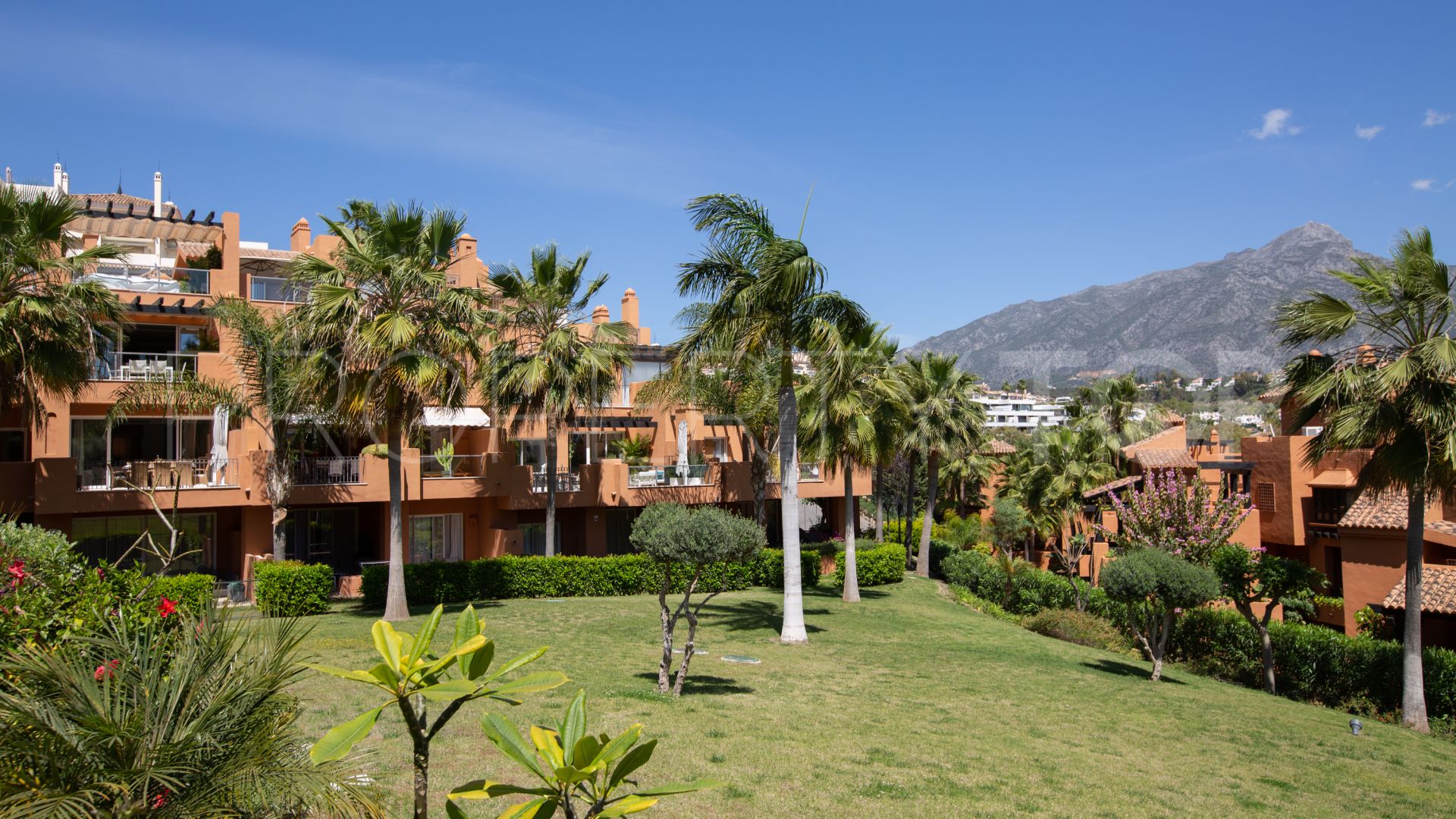 Apartamento en venta con 3 dormitorios en Alminar de Marbella