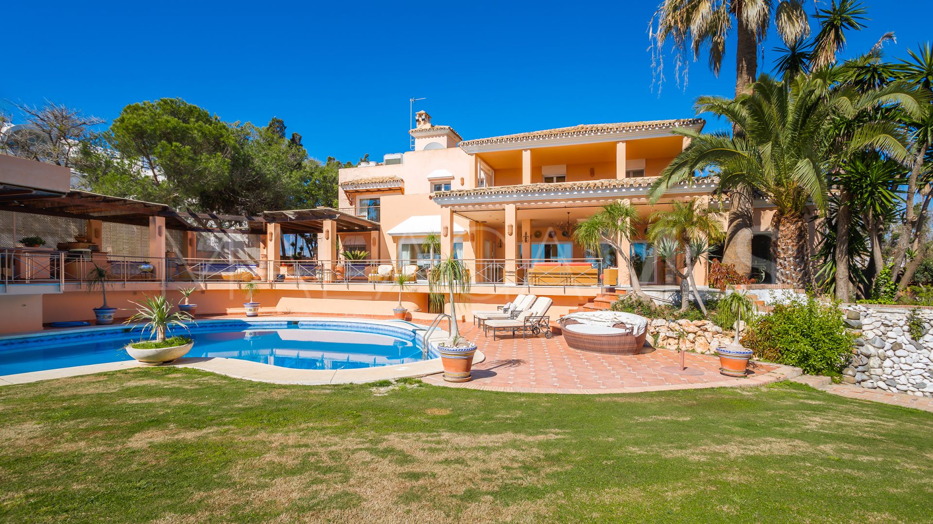 8 bedrooms villa in Beach Side New Golden Mile for sale