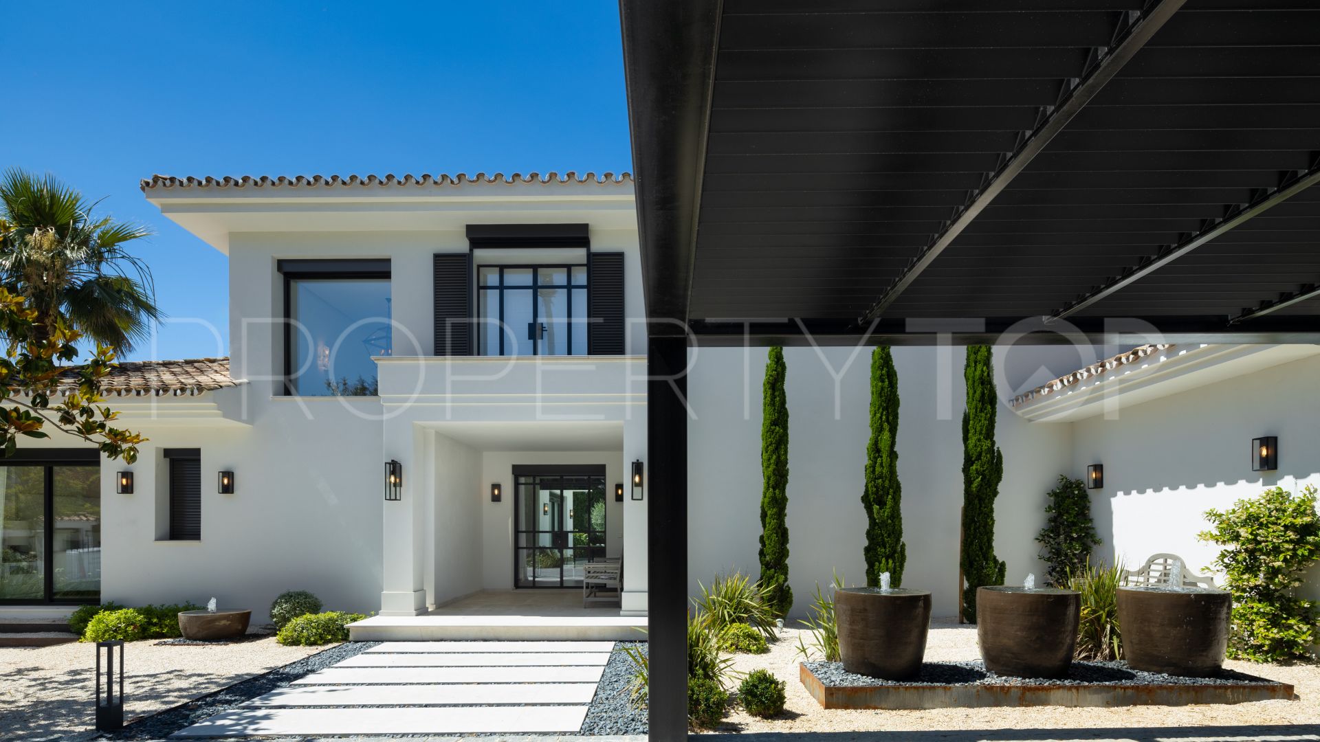 Villa de 5 dormitorios en venta en Nueva Andalucia