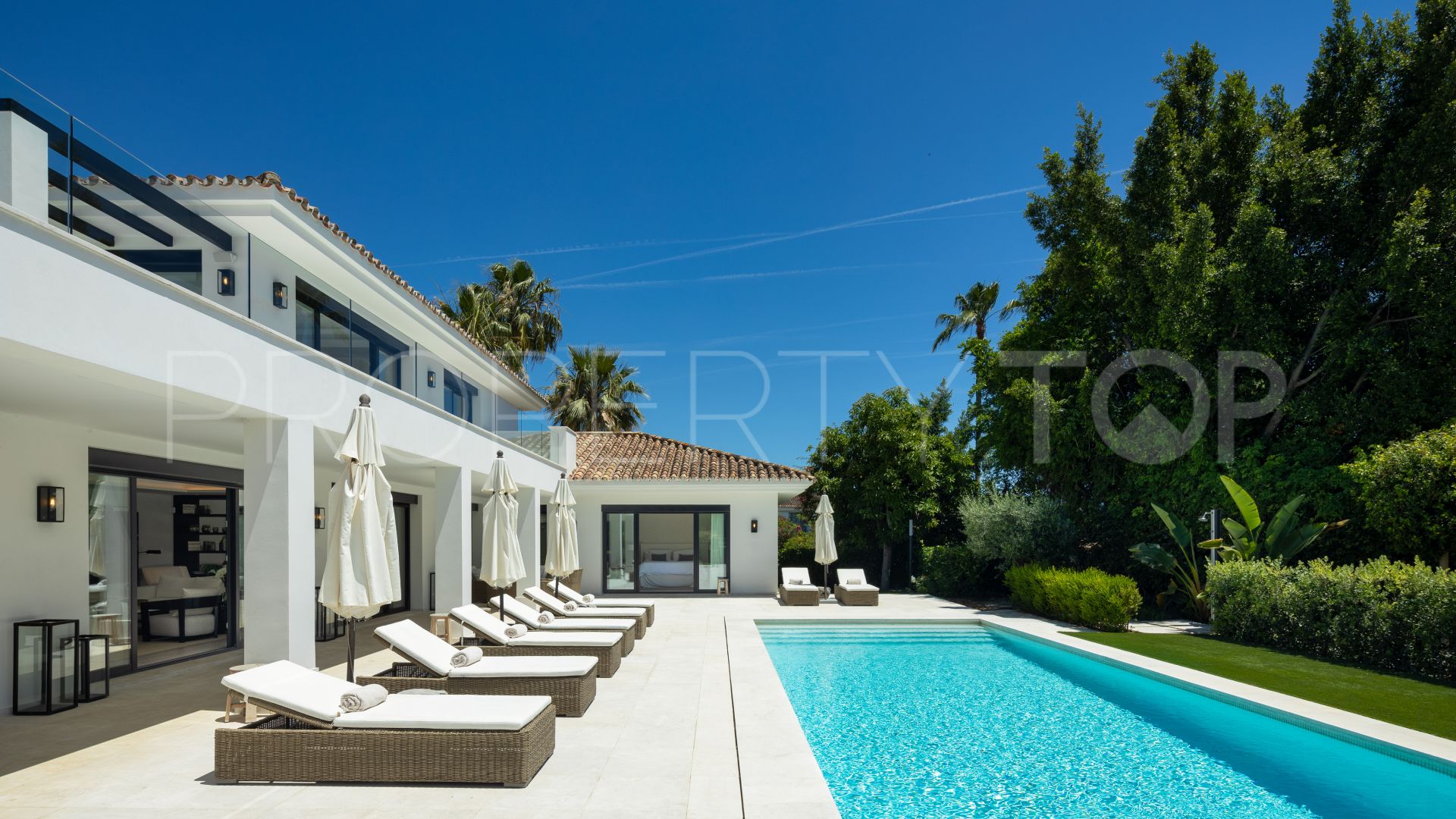 5 bedrooms Nueva Andalucia villa for sale