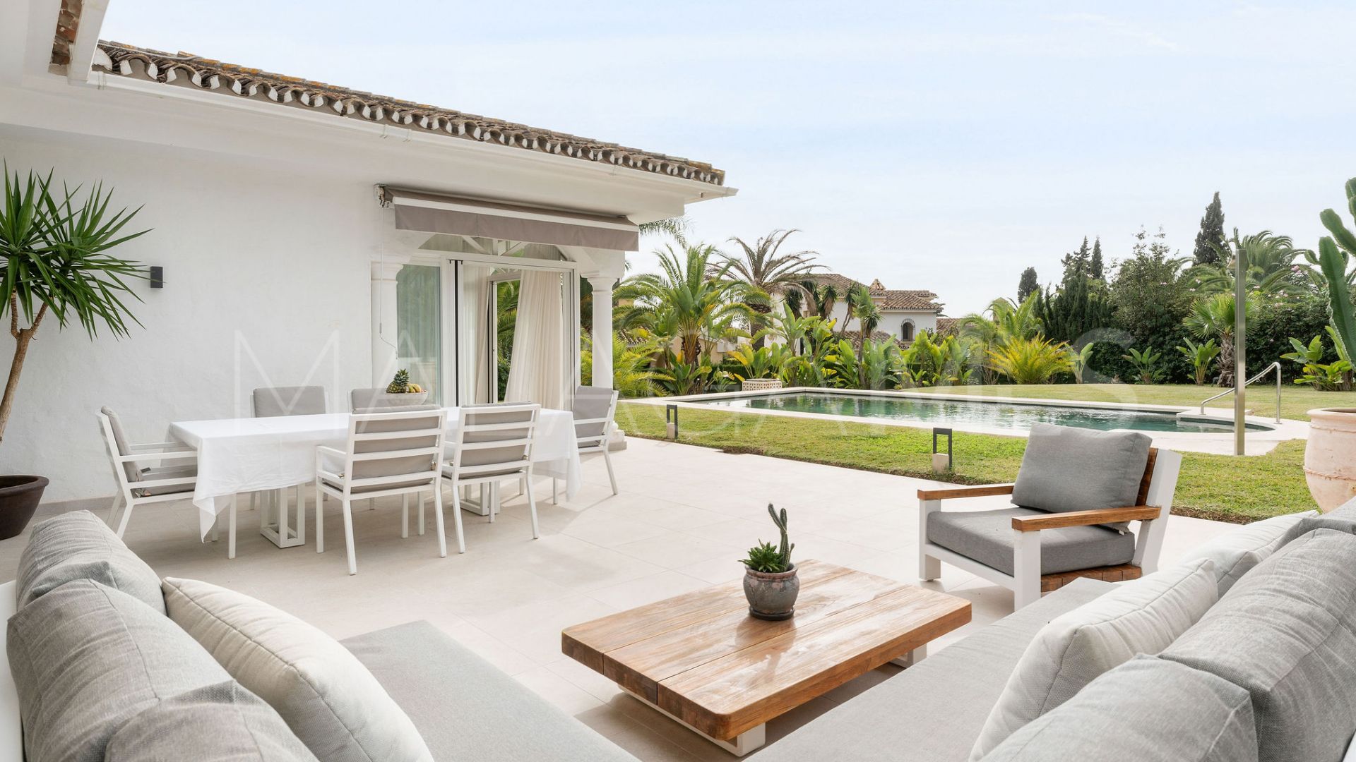 Villa for sale in Elviria