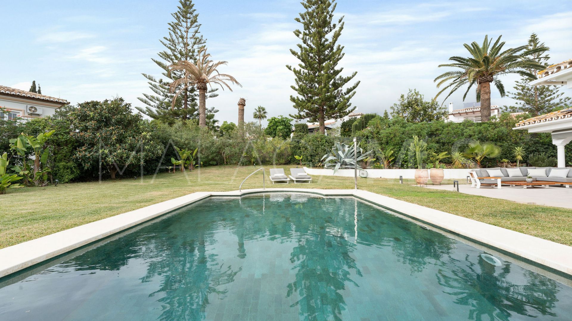 Villa for sale in Elviria