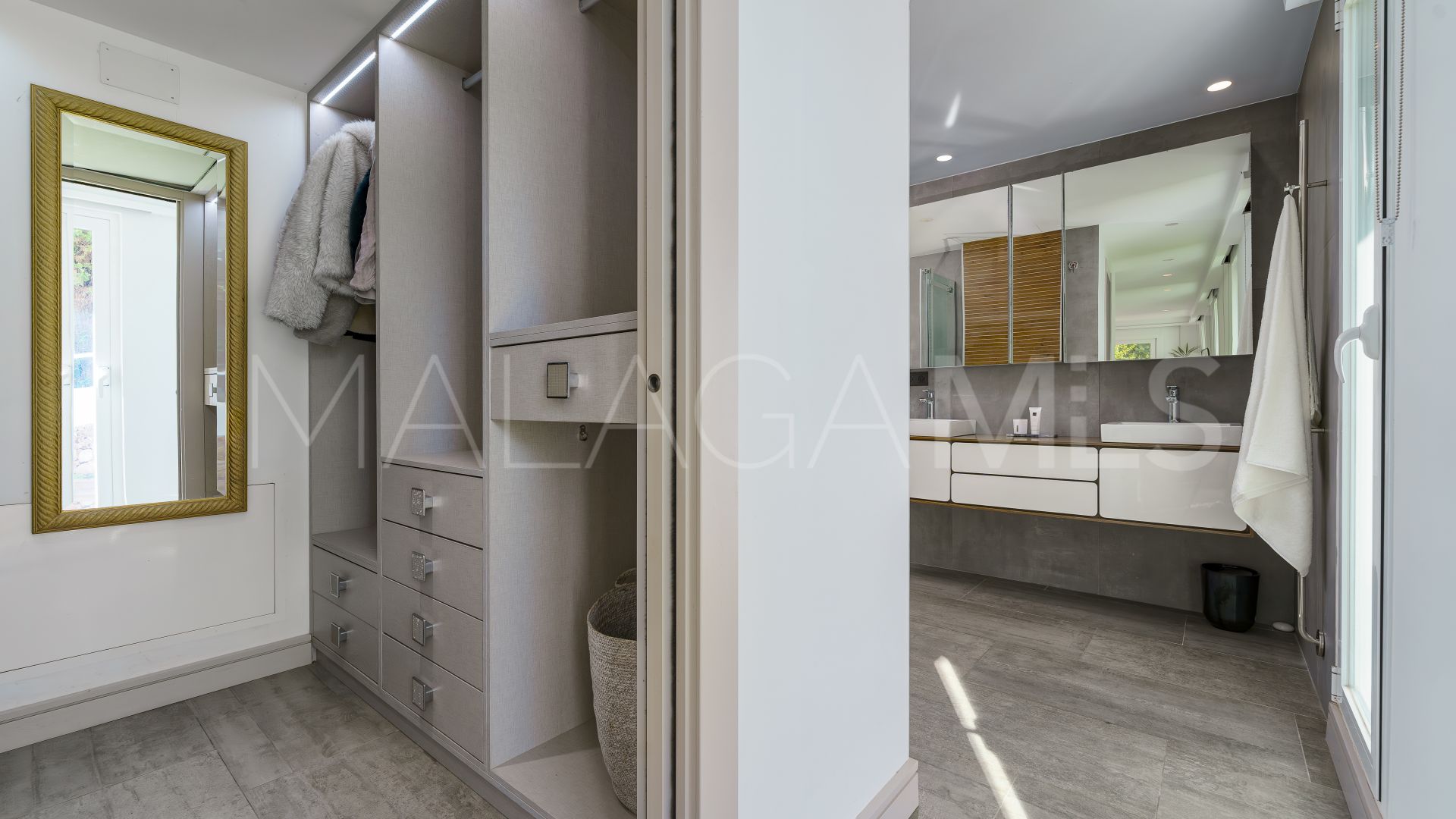 Villa for sale in Nueva Andalucia