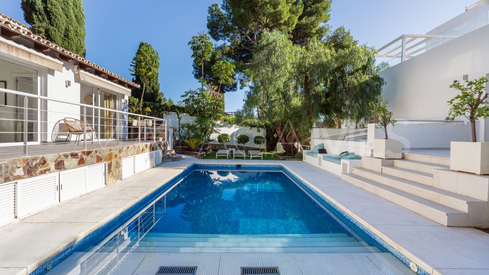 Villa for sale in Nueva Andalucia