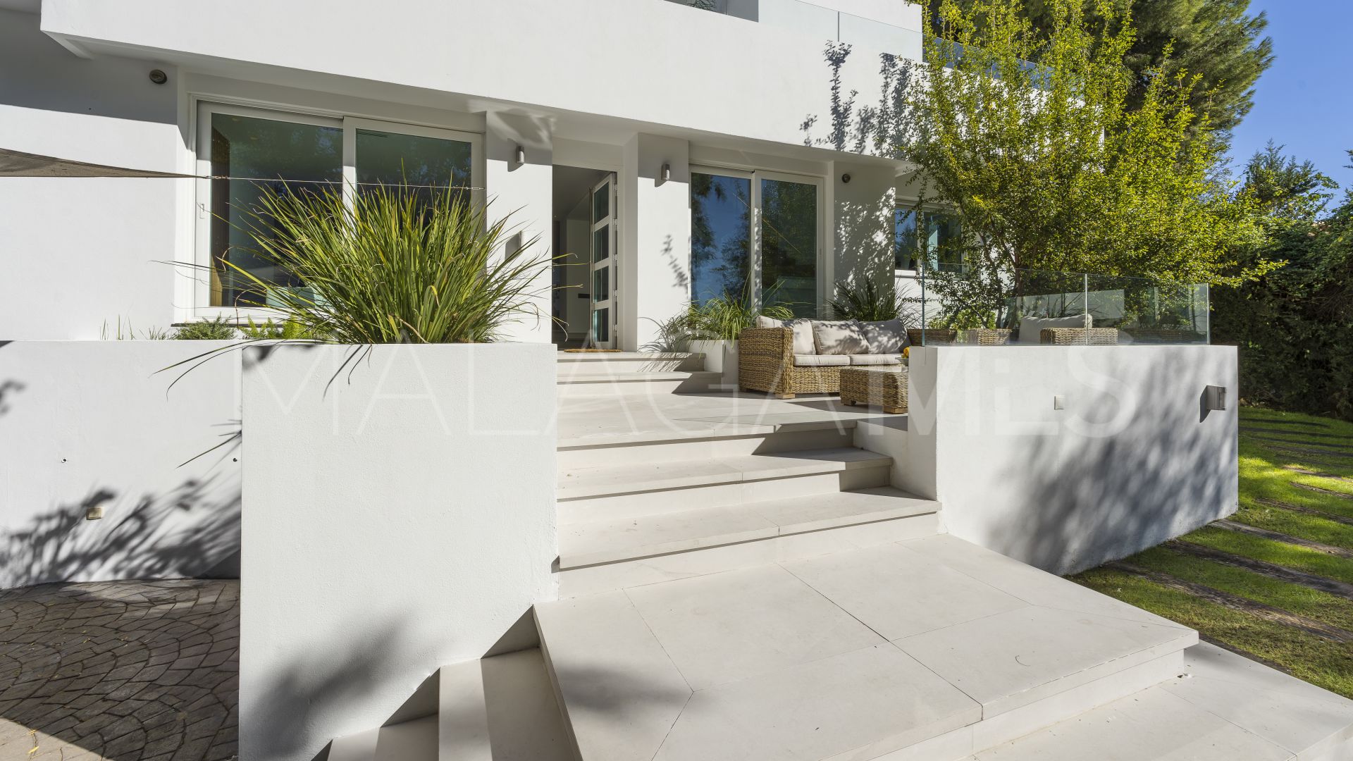 Villa for sale in Nueva Andalucia
