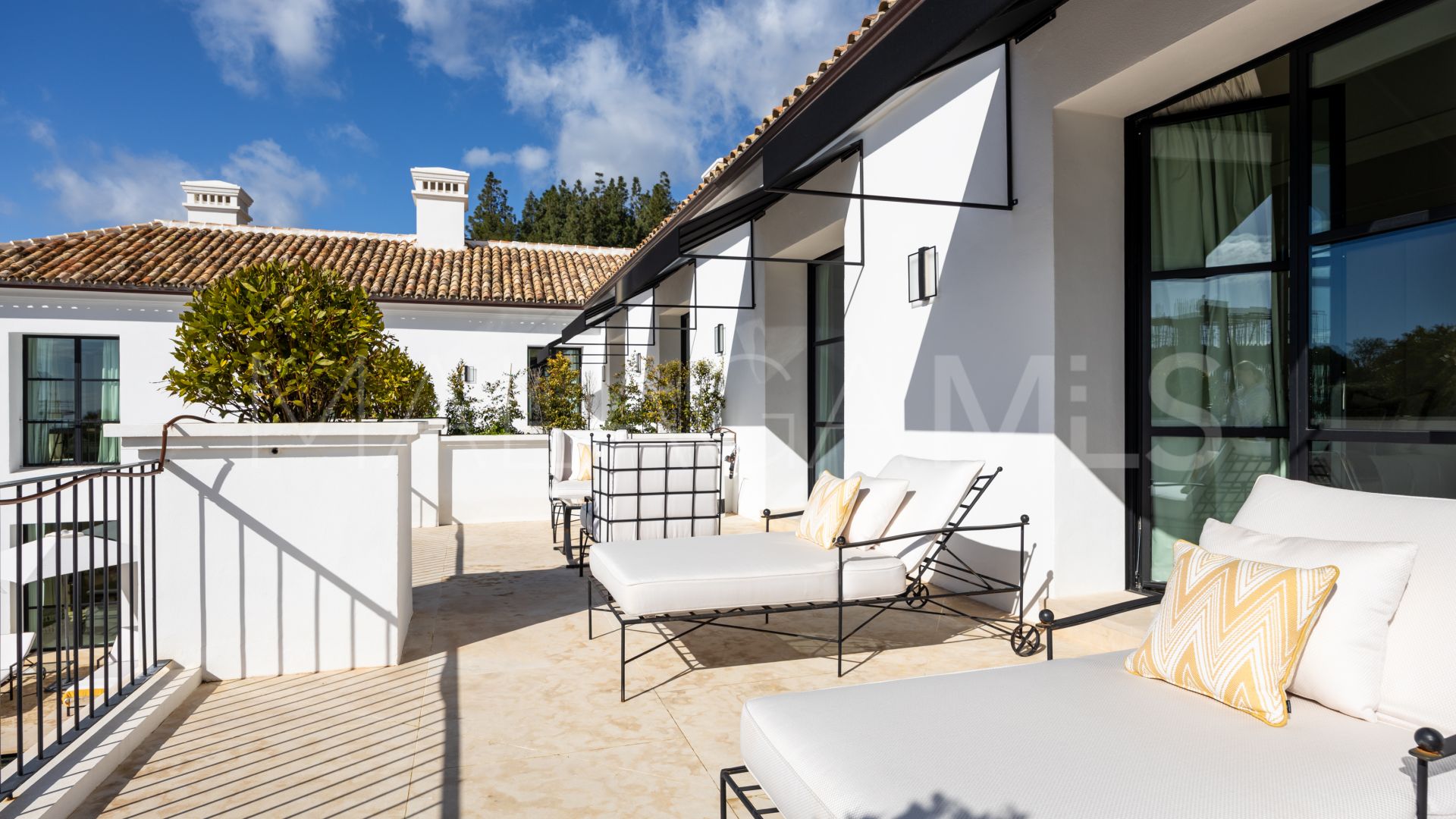 Villa for sale in Cascada de Camojan