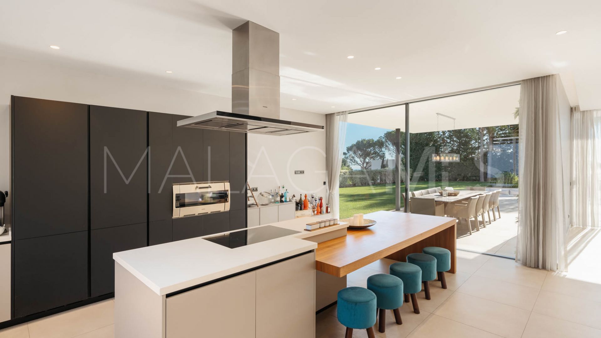 El Madroñal, villa a la venta with 5 bedrooms