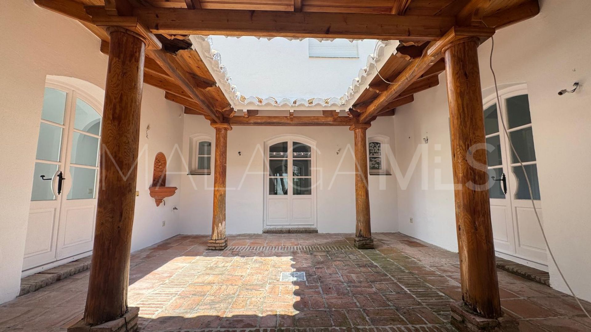 El Paraiso villa for sale