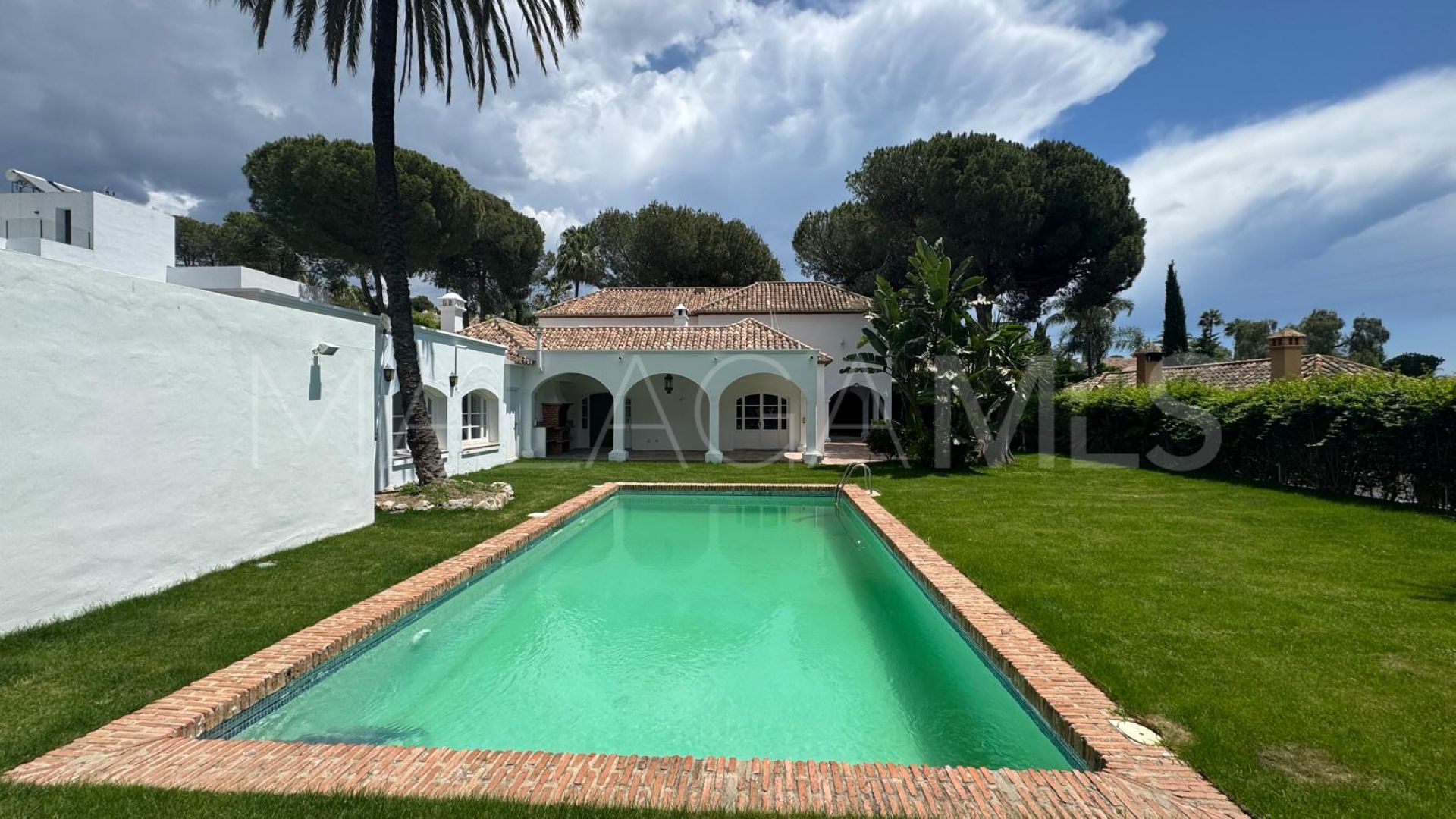 El Paraiso villa for sale