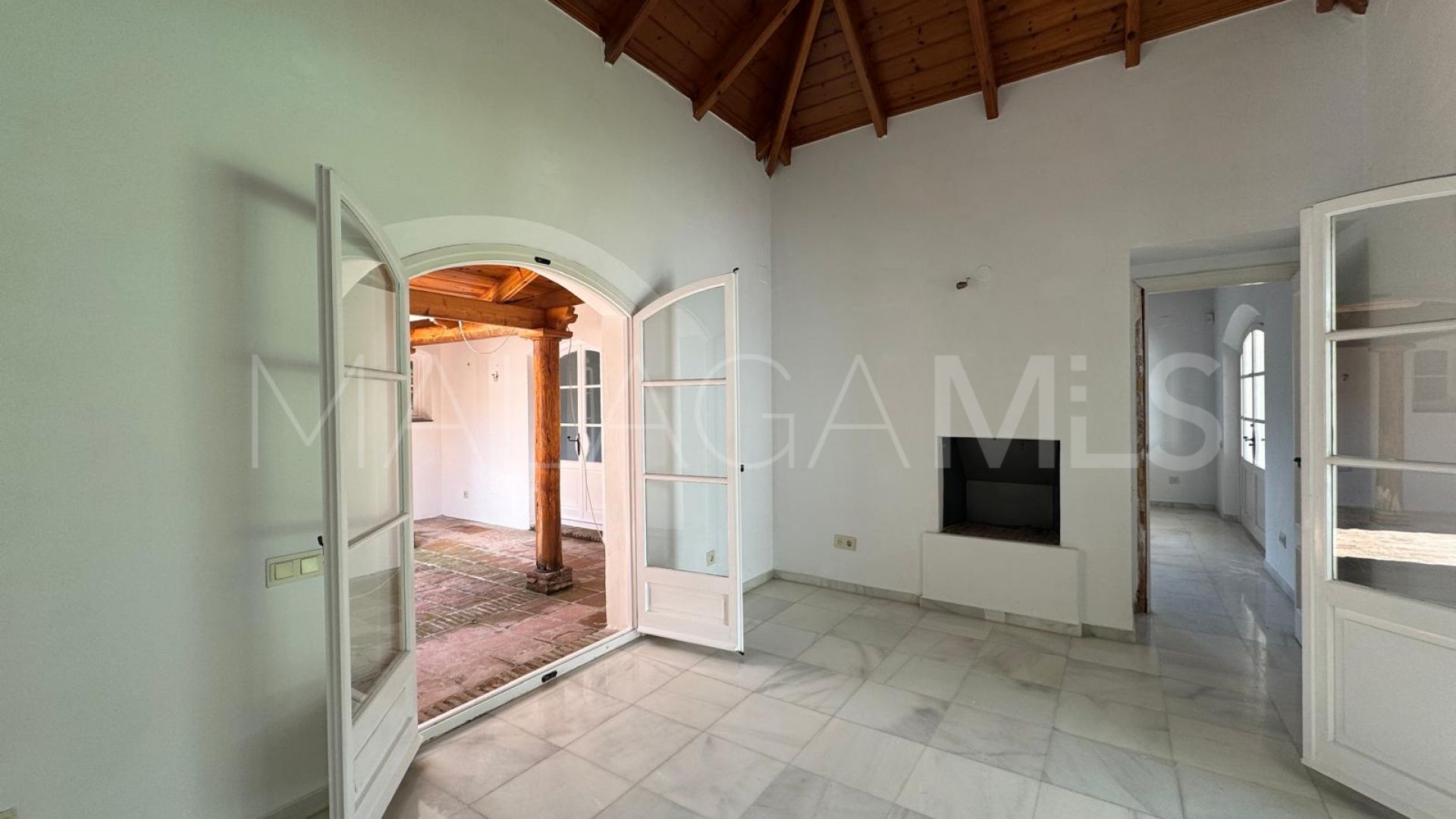 El Paraiso villa for sale