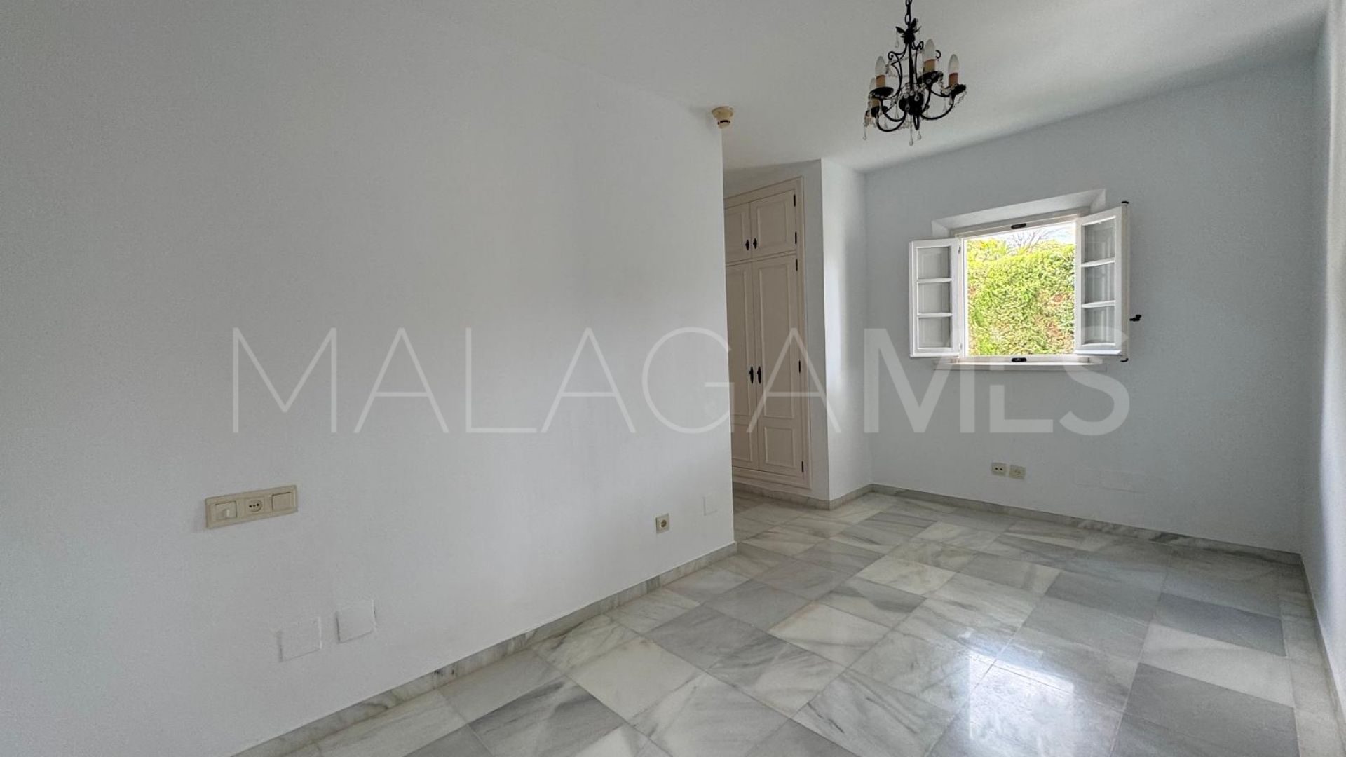 El Paraiso villa for sale