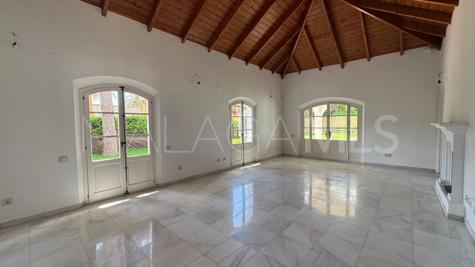 El Paraiso villa for sale