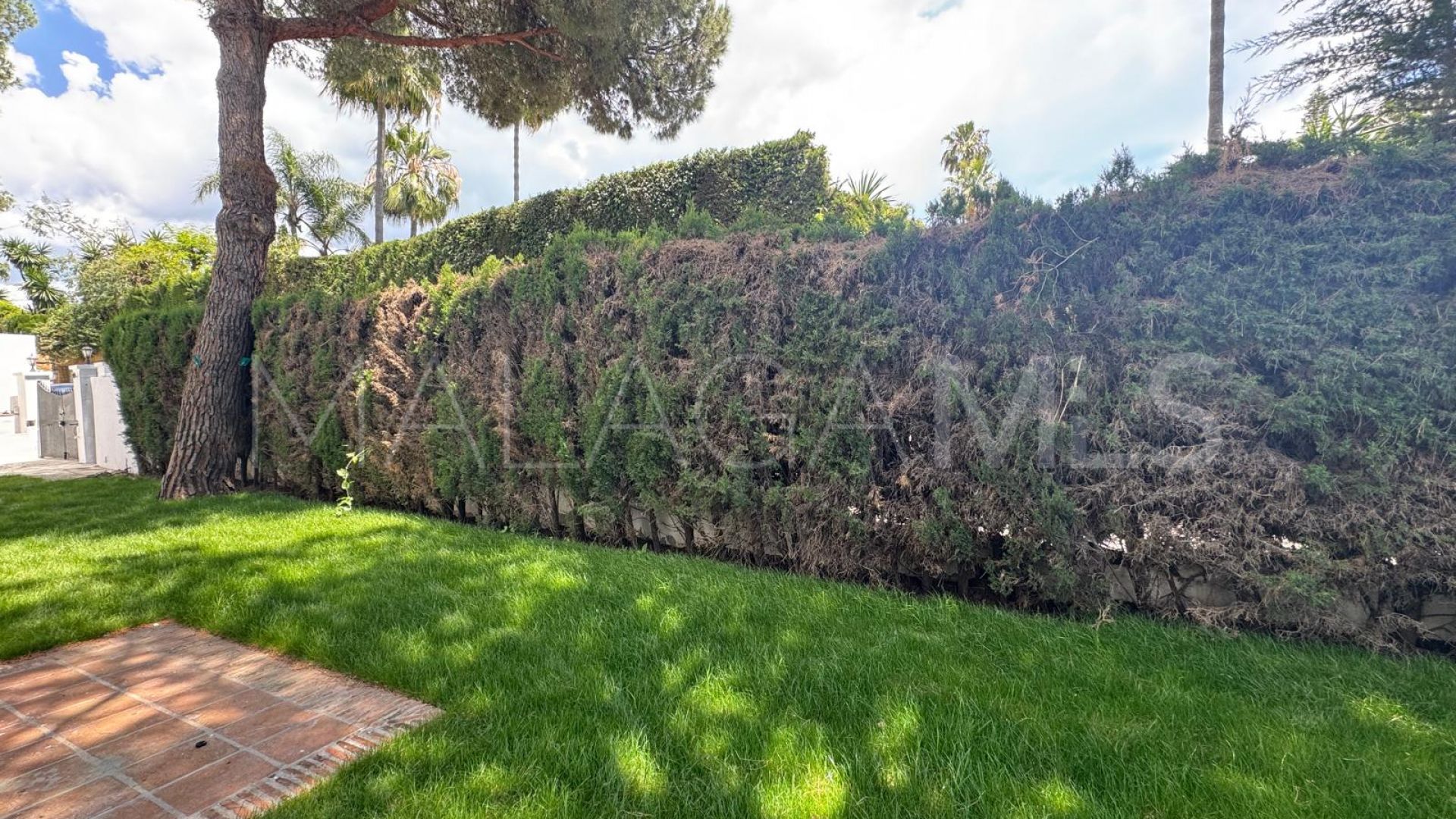 El Paraiso villa for sale