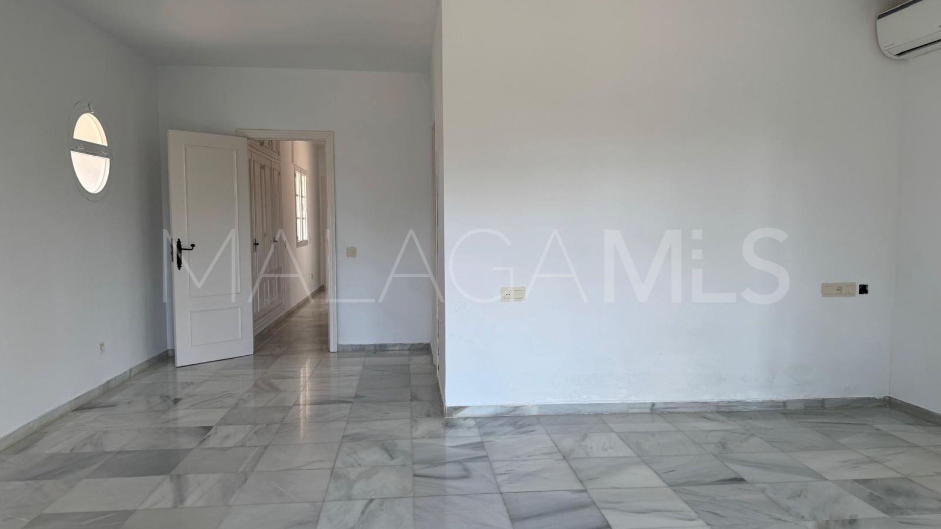 El Paraiso villa for sale