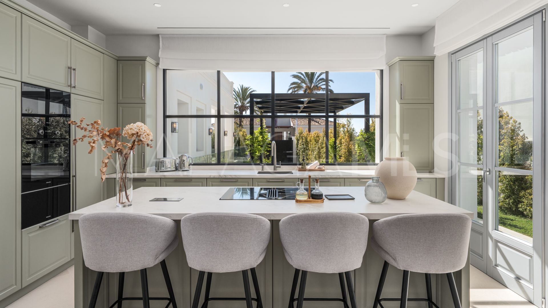 Villa for sale in Nueva Andalucia