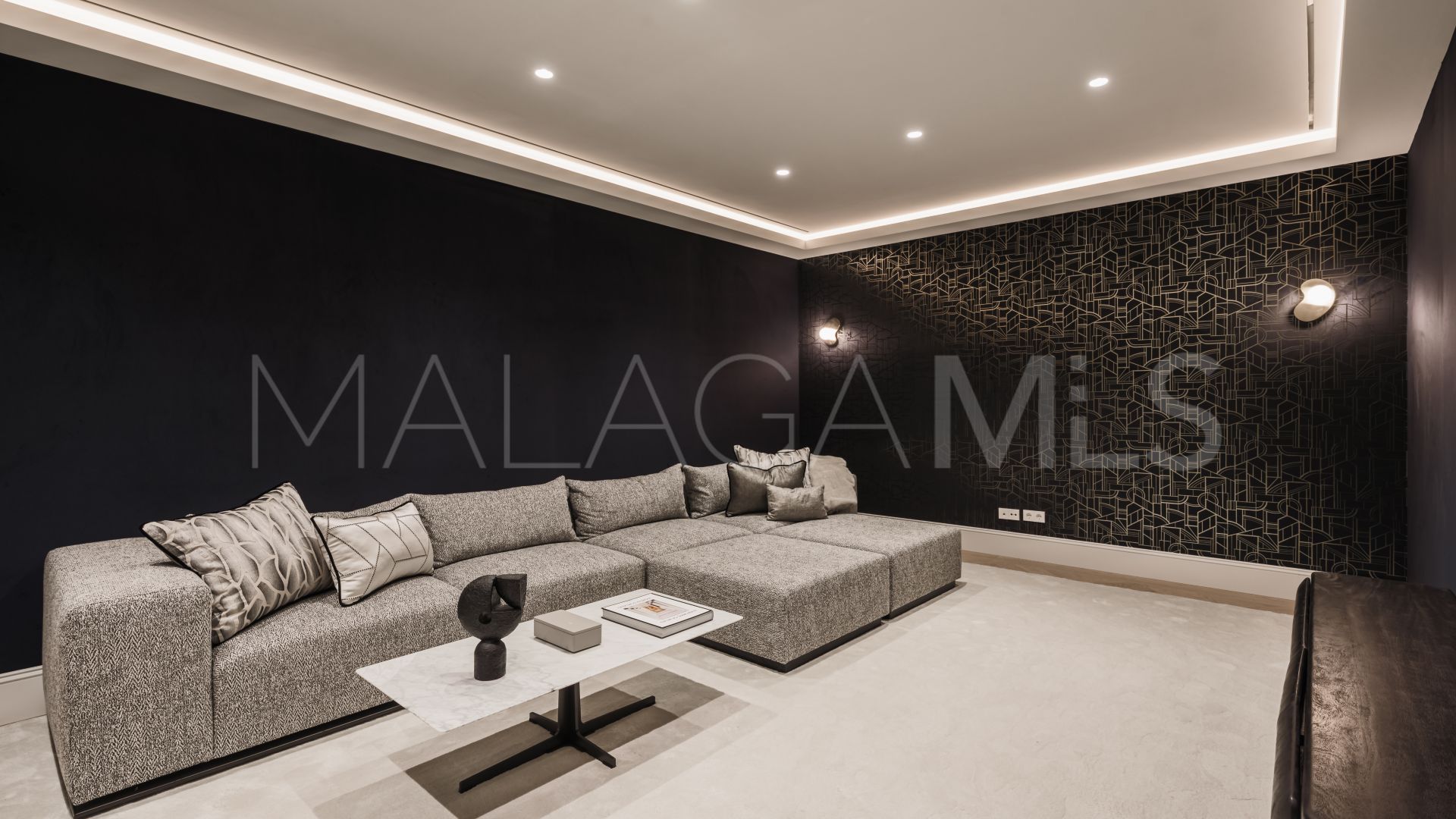 Villa for sale in Nueva Andalucia