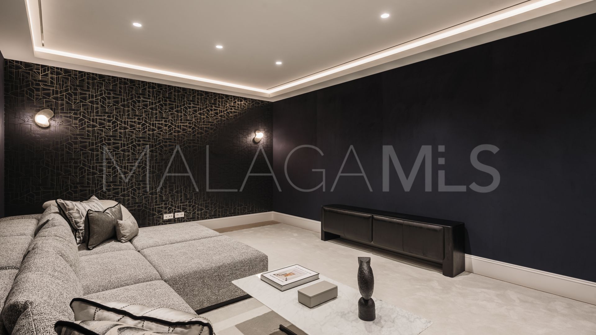 Villa for sale in Nueva Andalucia