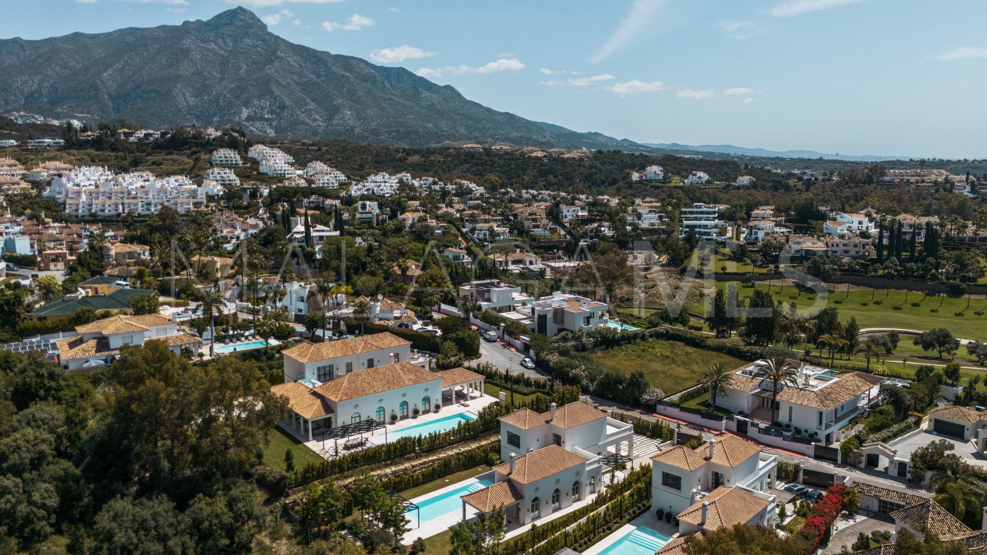 Villa for sale in Nueva Andalucia