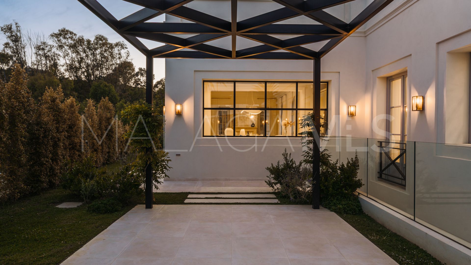 Villa for sale in Nueva Andalucia