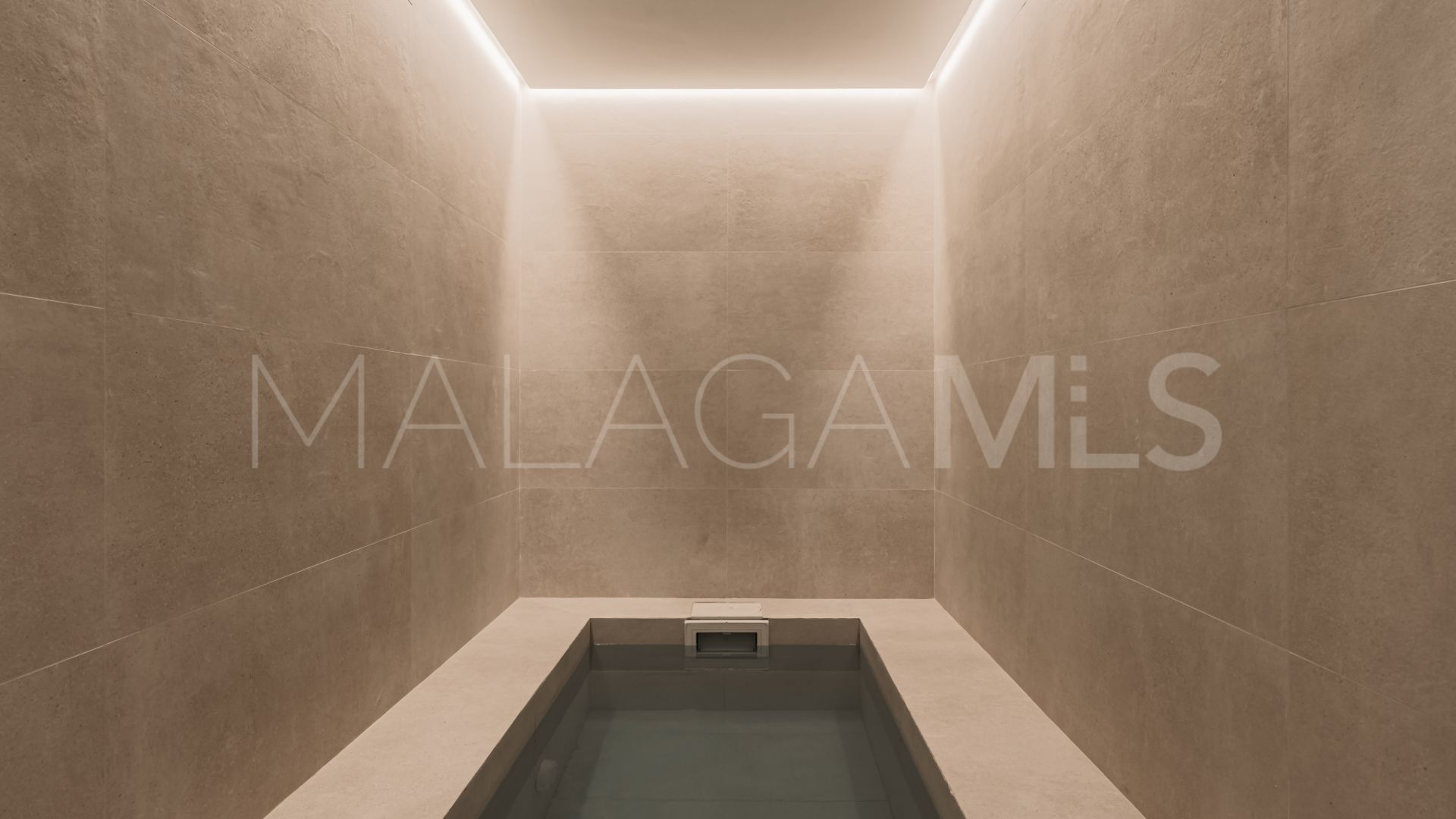 Villa for sale in Nueva Andalucia