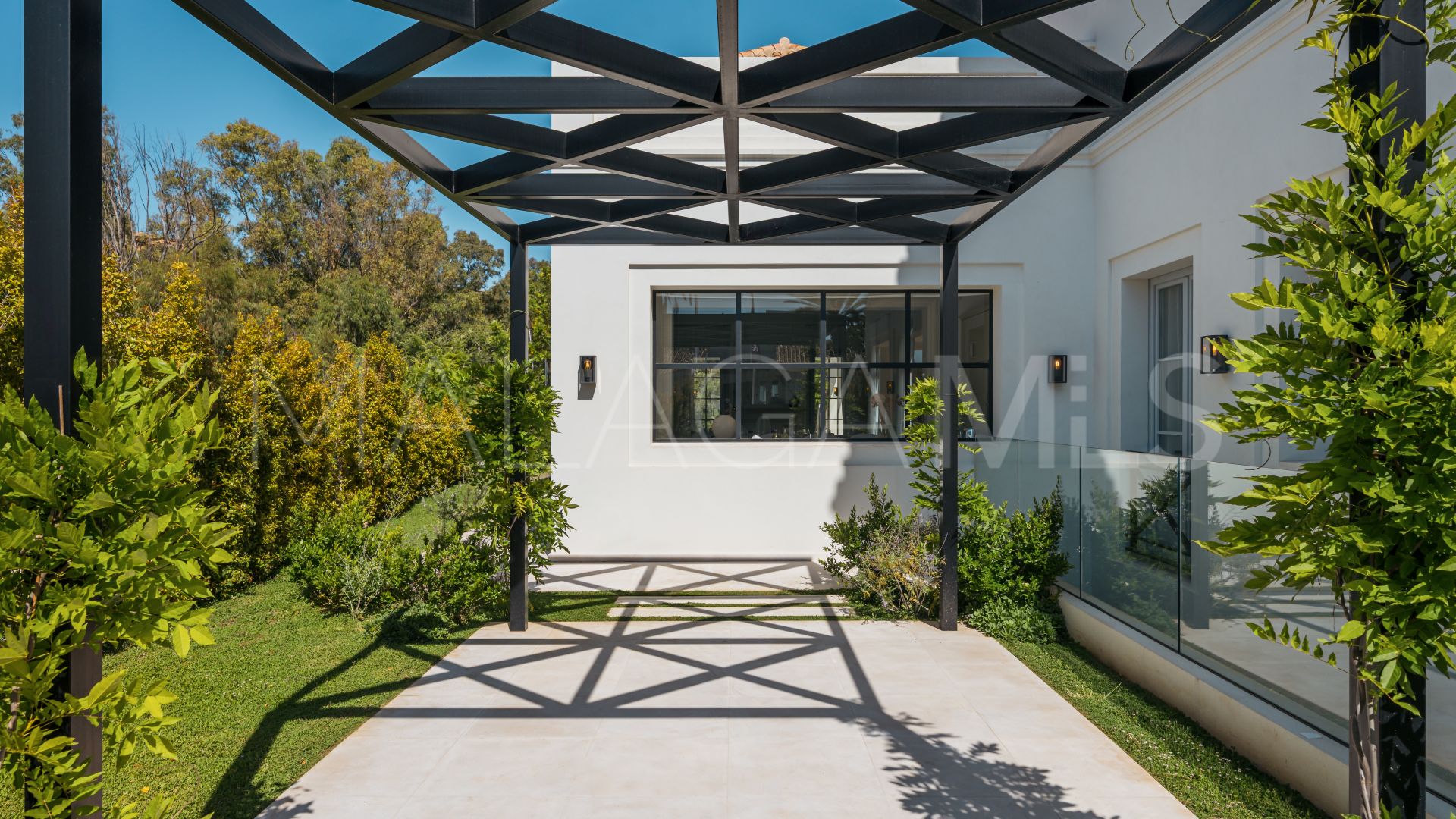 Villa for sale in Nueva Andalucia