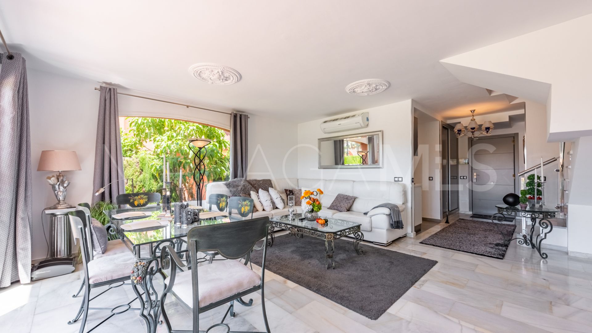 Radhus for sale in Monte Biarritz