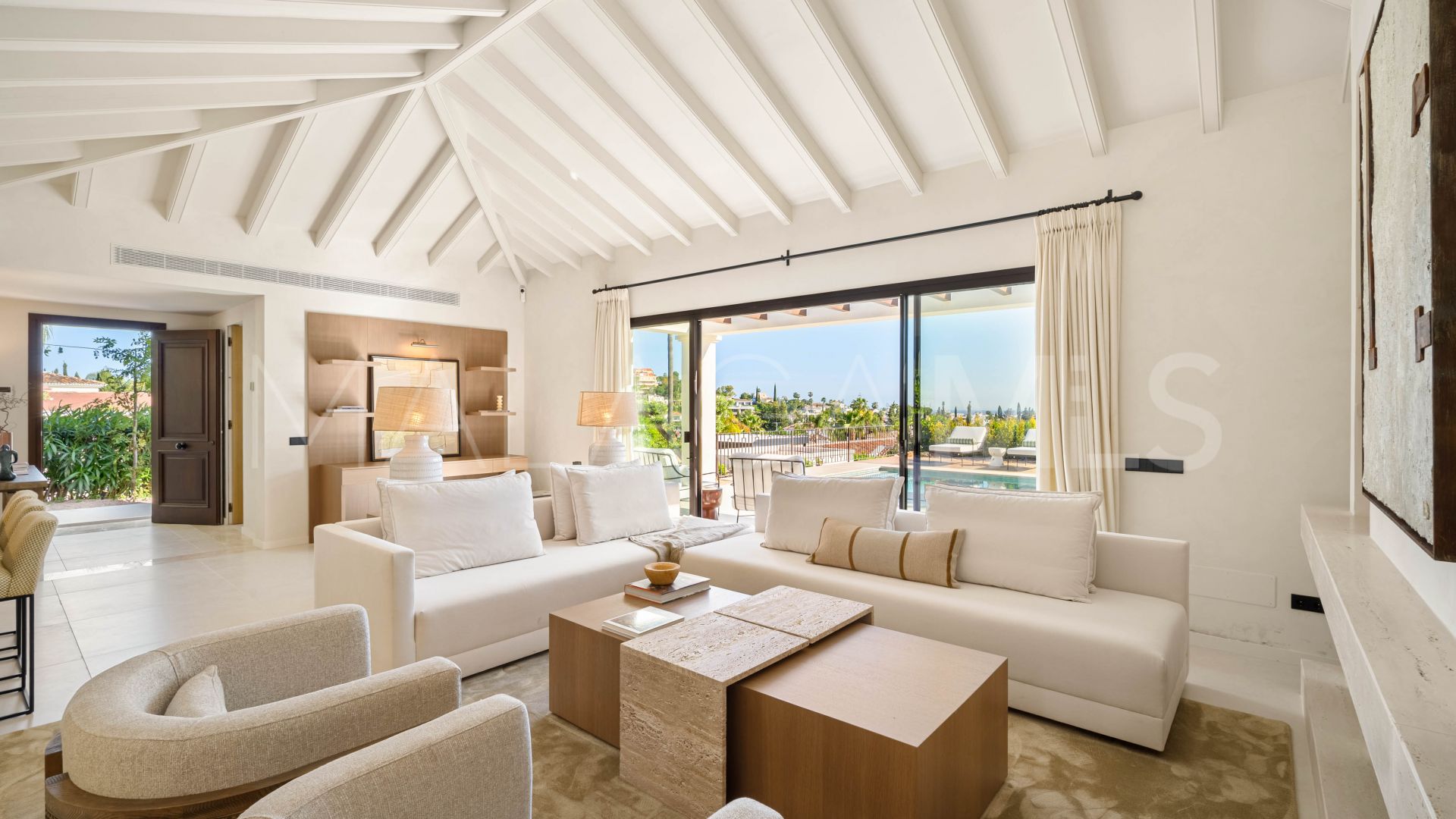 Villa for sale in Nueva Andalucia