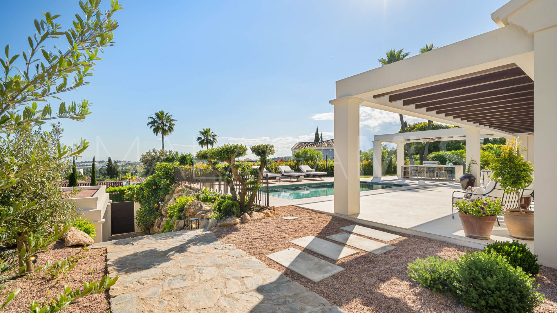 Villa for sale in Nueva Andalucia