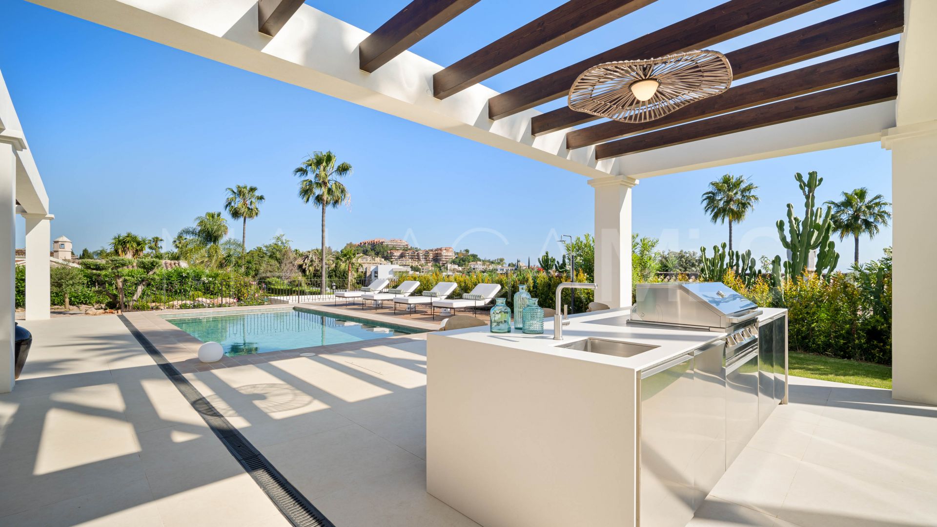 Villa for sale in Nueva Andalucia